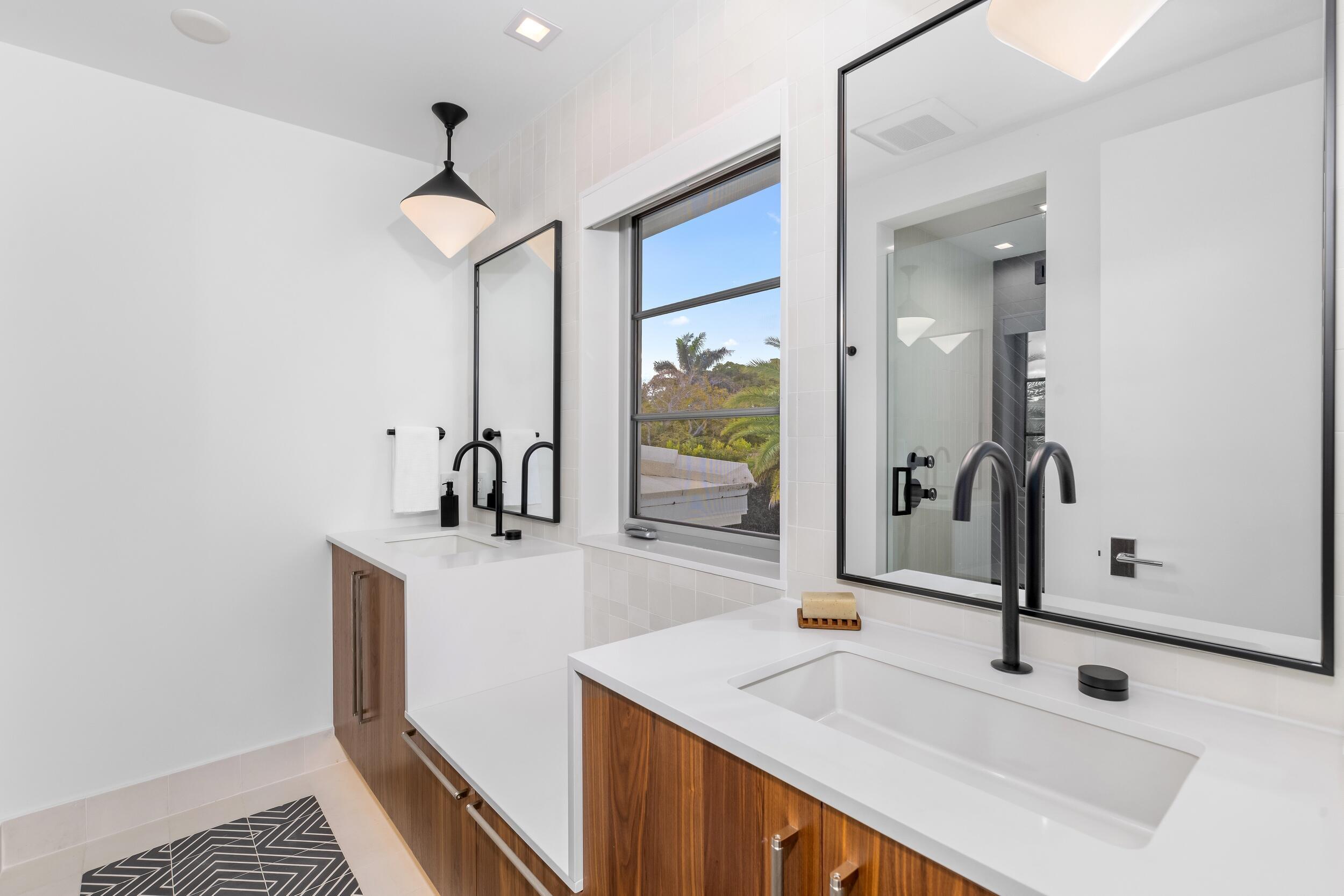 2745 S Flagler, West Palm Beach FL 33405