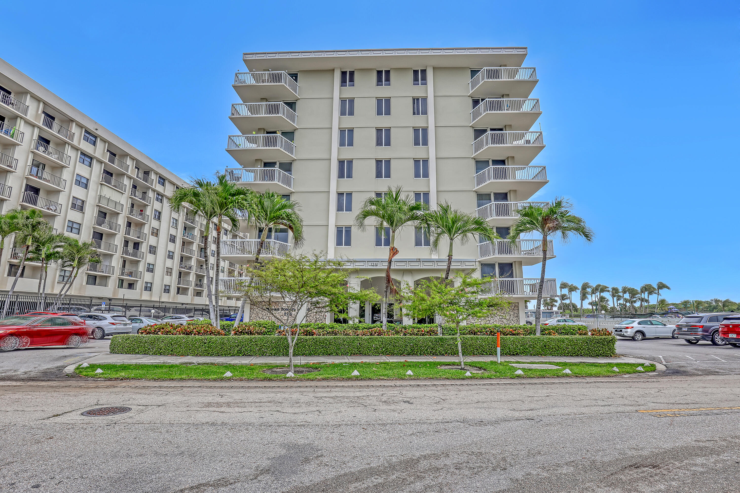 125 S OCEAN #304, Palm Beach Shores FL 33404