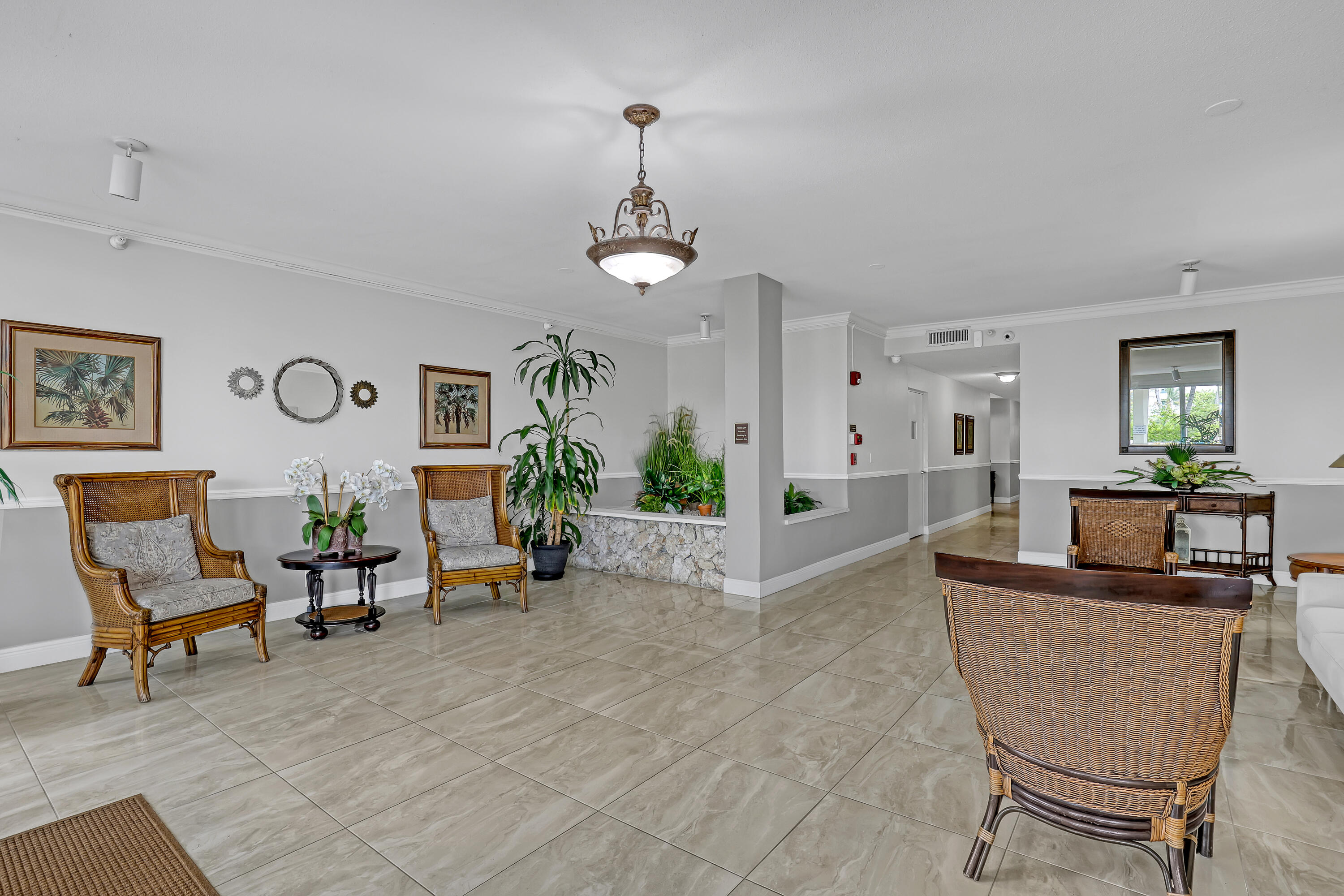 125 S OCEAN #304, Palm Beach Shores FL 33404