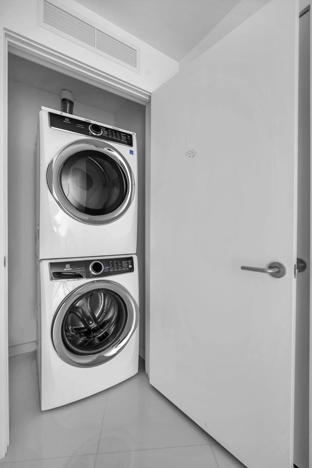 851 NE 1ST #1002, Miami FL 33132