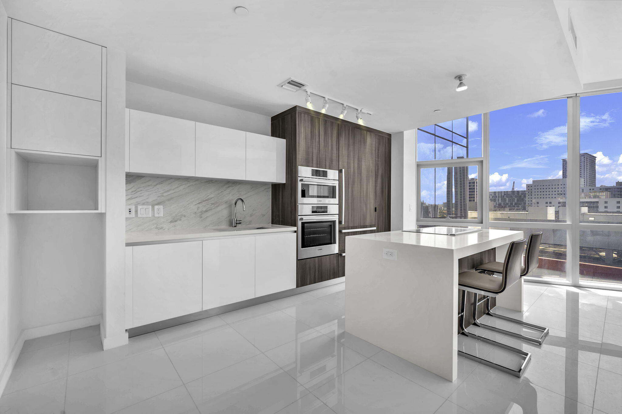851 NE 1ST #1002, Miami FL 33132