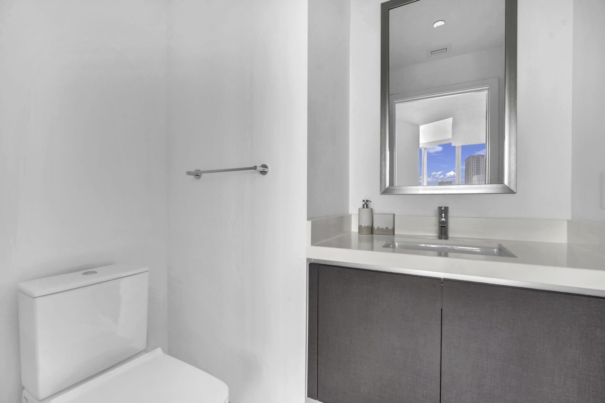 851 NE 1ST #1002, Miami FL 33132