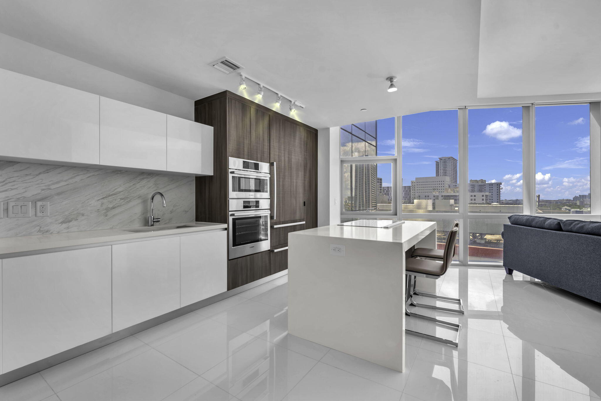 851 NE 1ST #1002, Miami FL 33132
