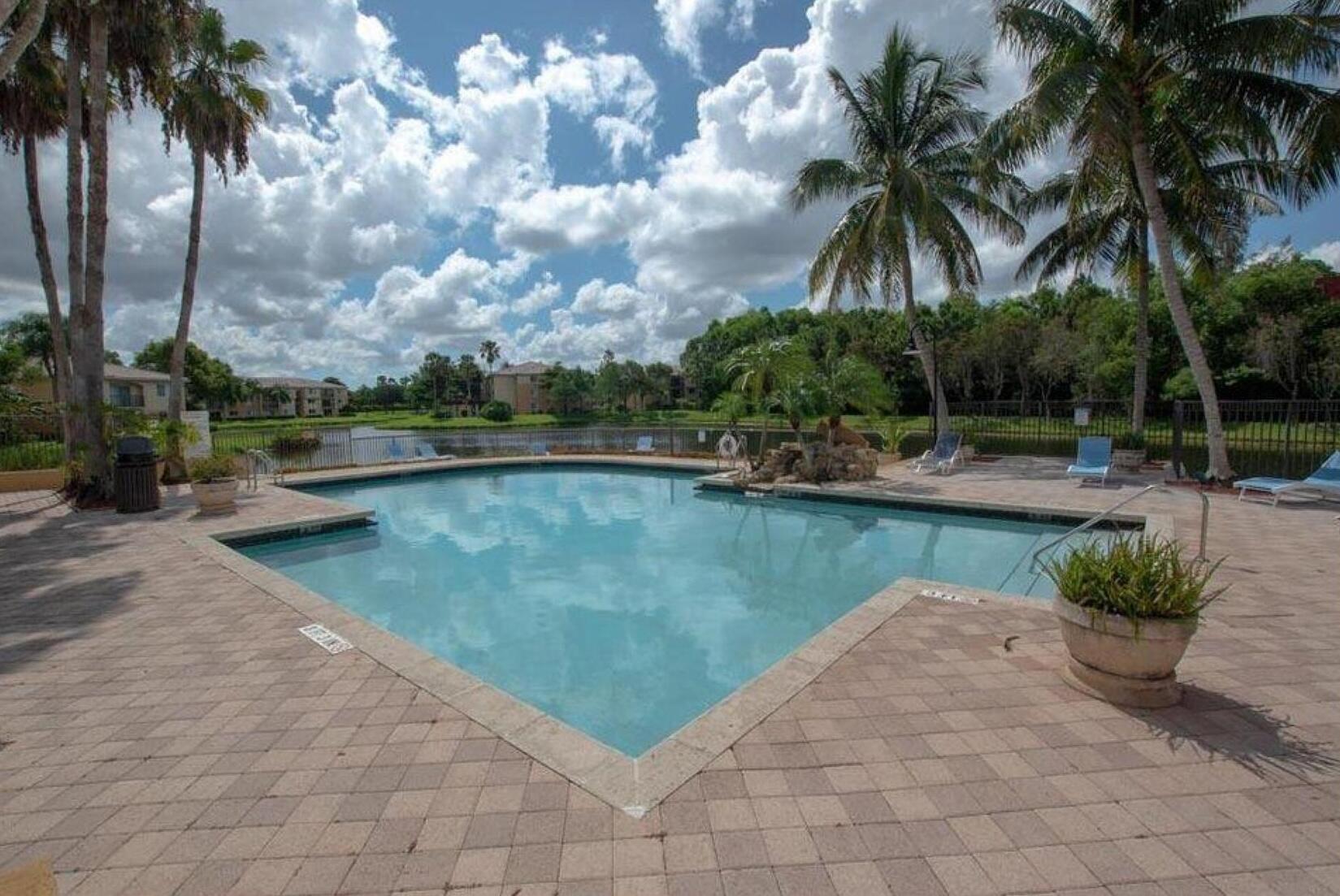 500 CRESTWOOD #502, Royal Palm Beach FL 33411