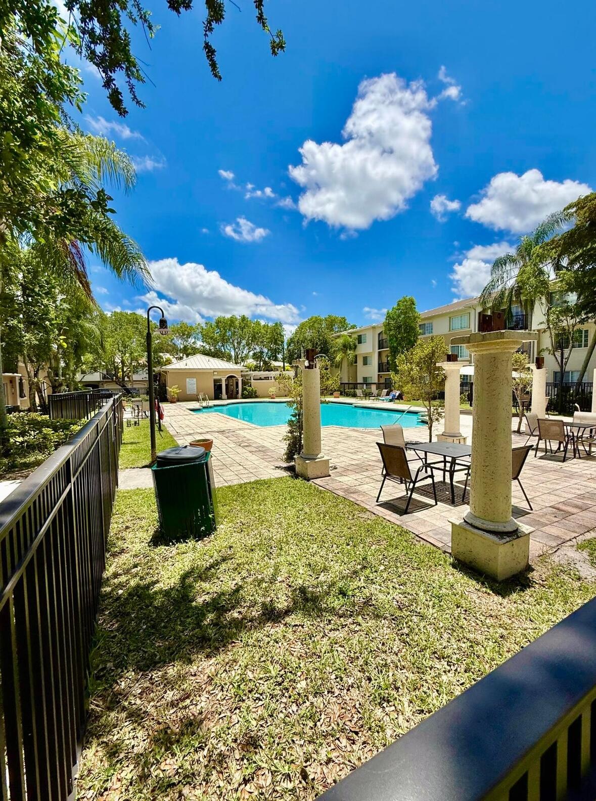 500 CRESTWOOD #502, Royal Palm Beach FL 33411