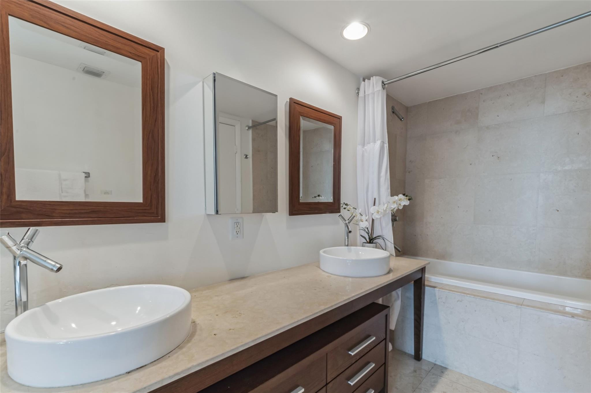 475 BRICKELL #512, Miami FL 33131