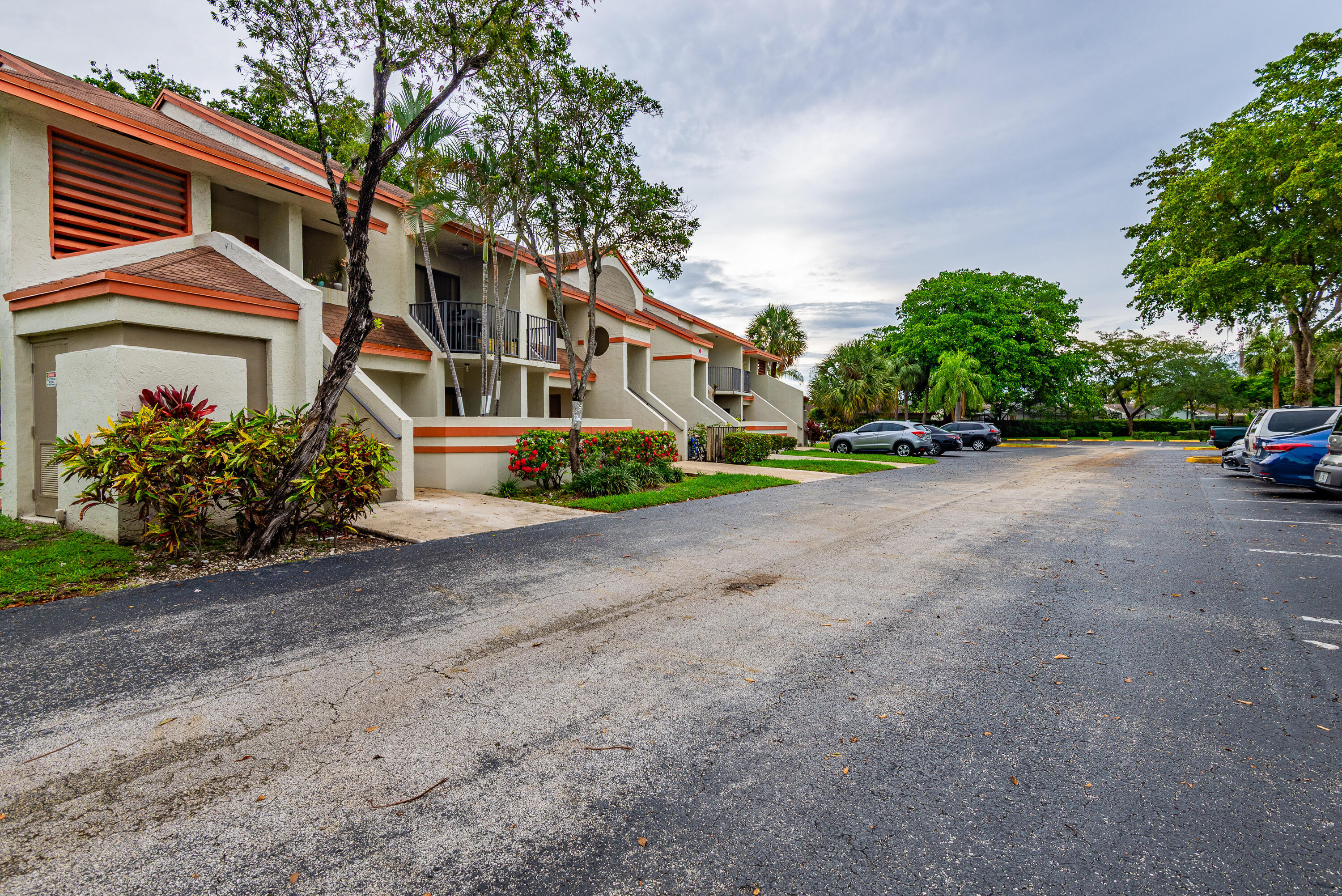 5590 COURTYARD, Margate FL 33063
