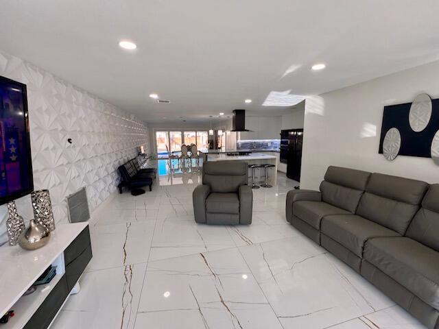 1155 BUCHANAN, Hollywood FL 33019
