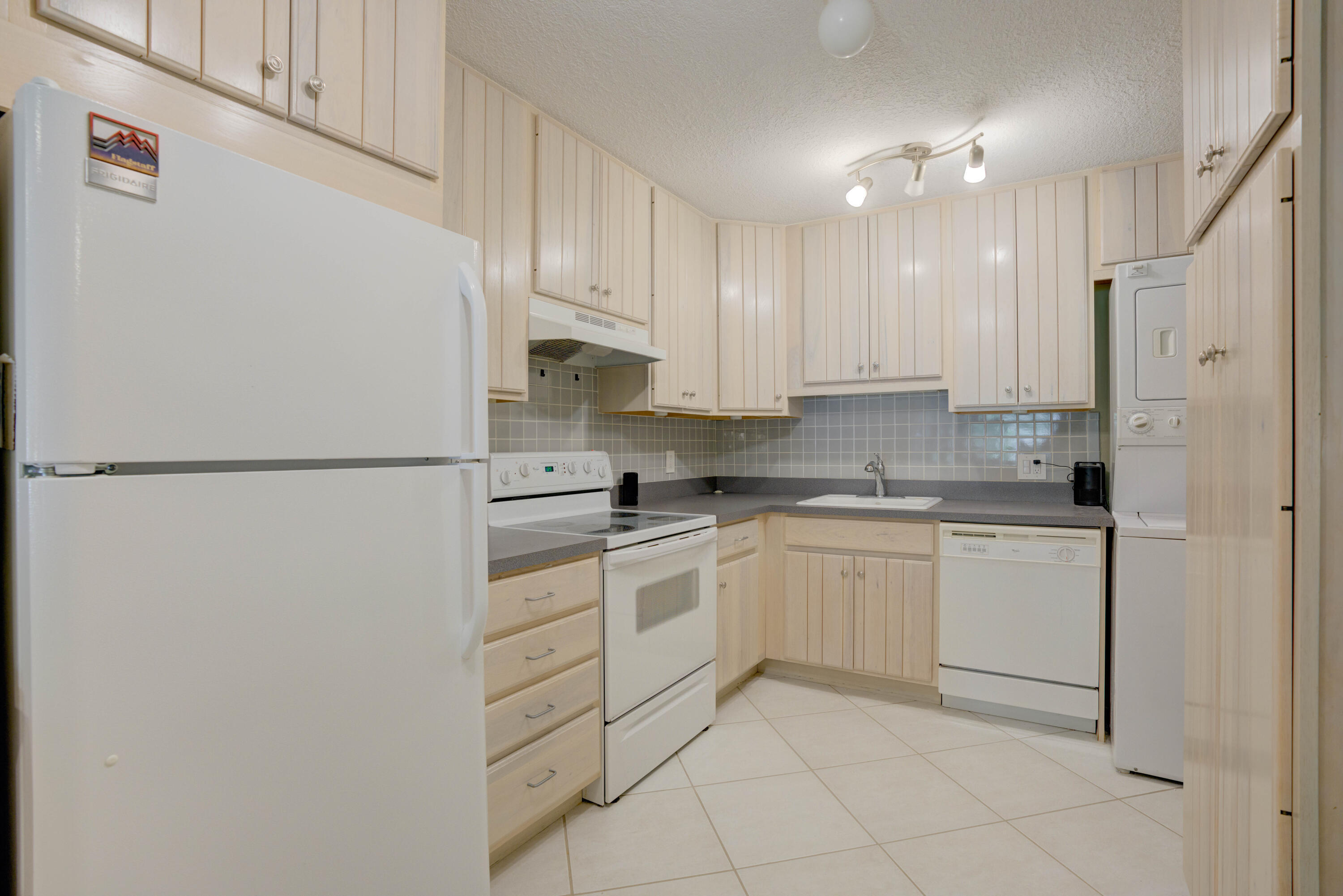 390 GOLFVIEW #B, North Palm Beach FL 33408