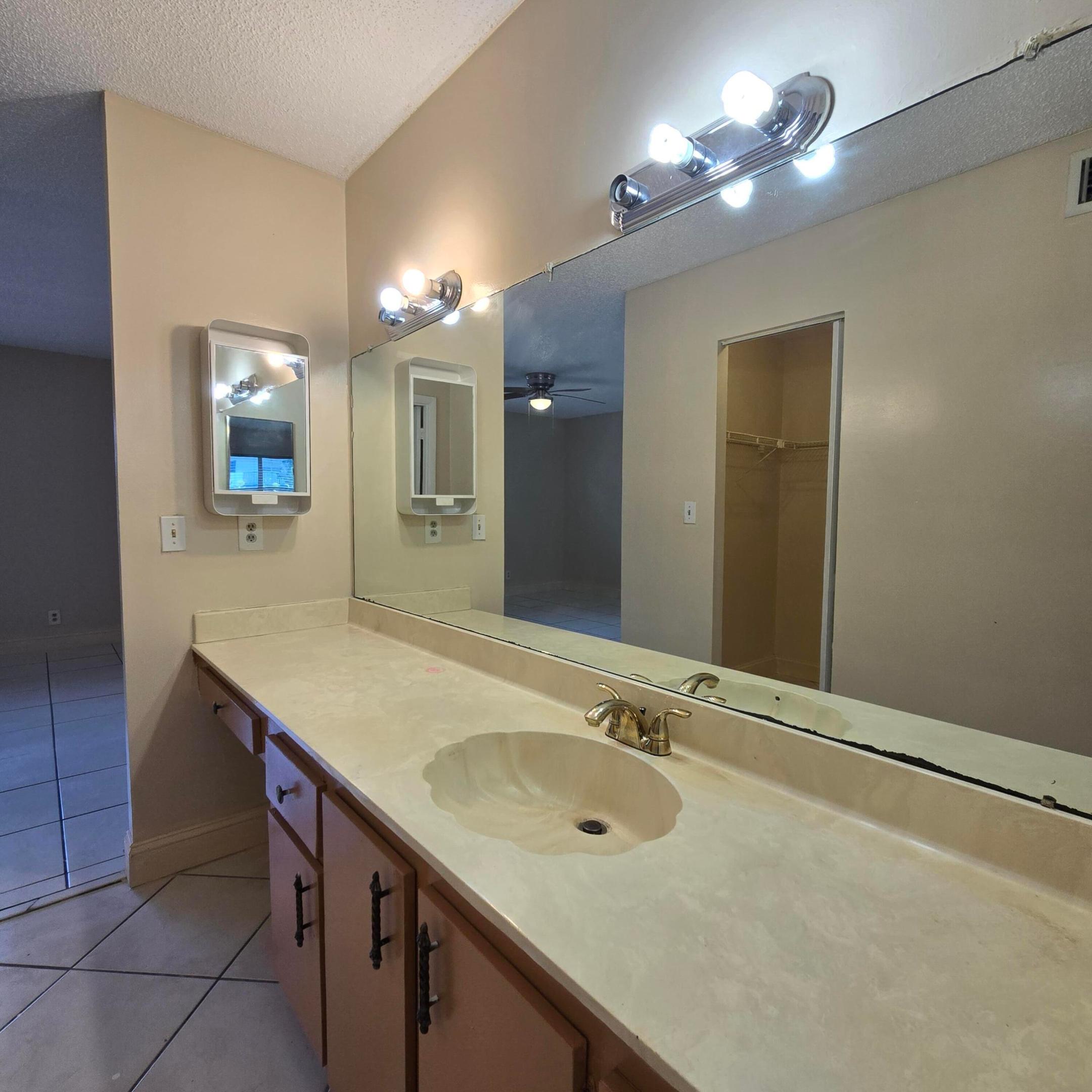 6061 N FALLS CIR #214, Lauderhill FL 33319