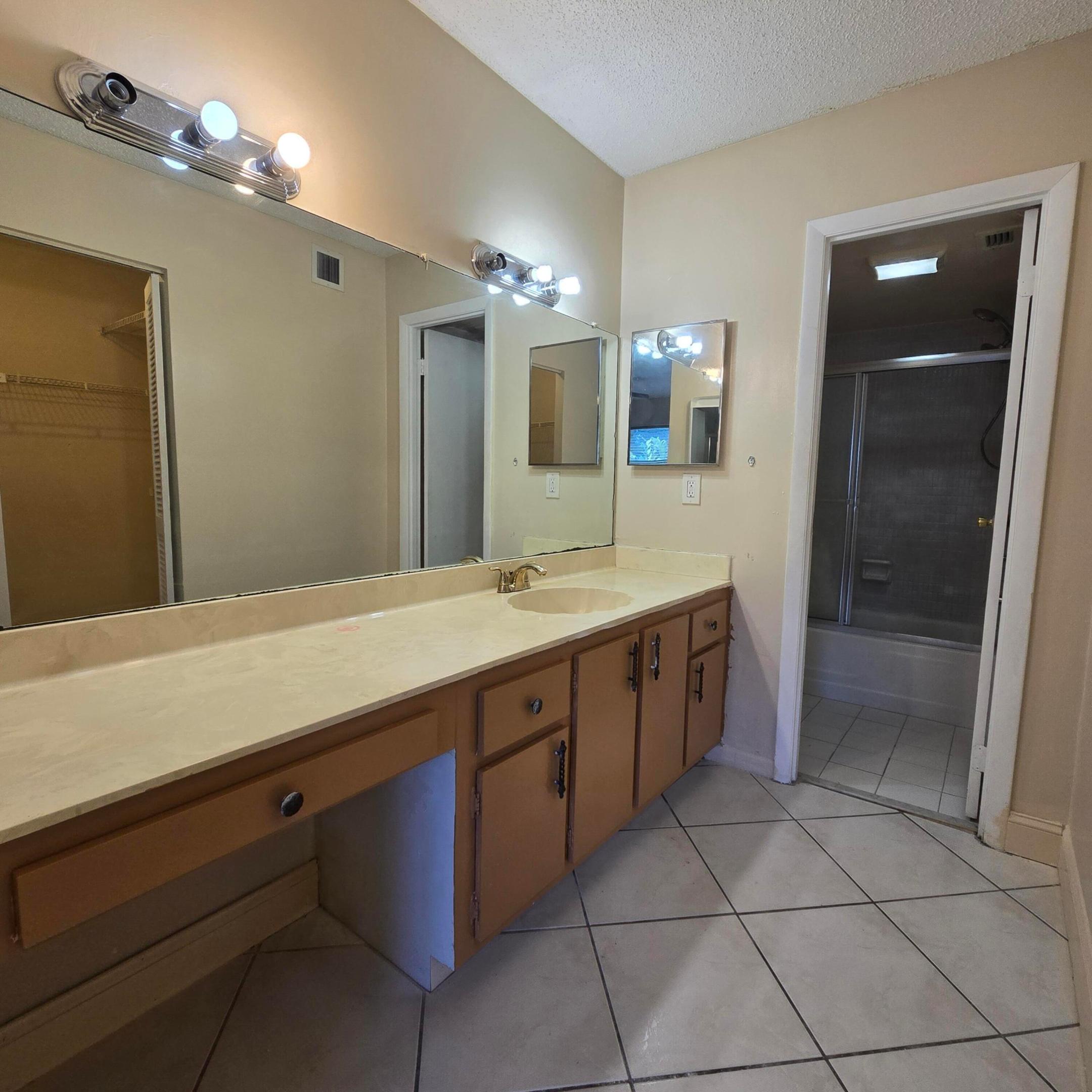 6061 N FALLS CIR #214, Lauderhill FL 33319