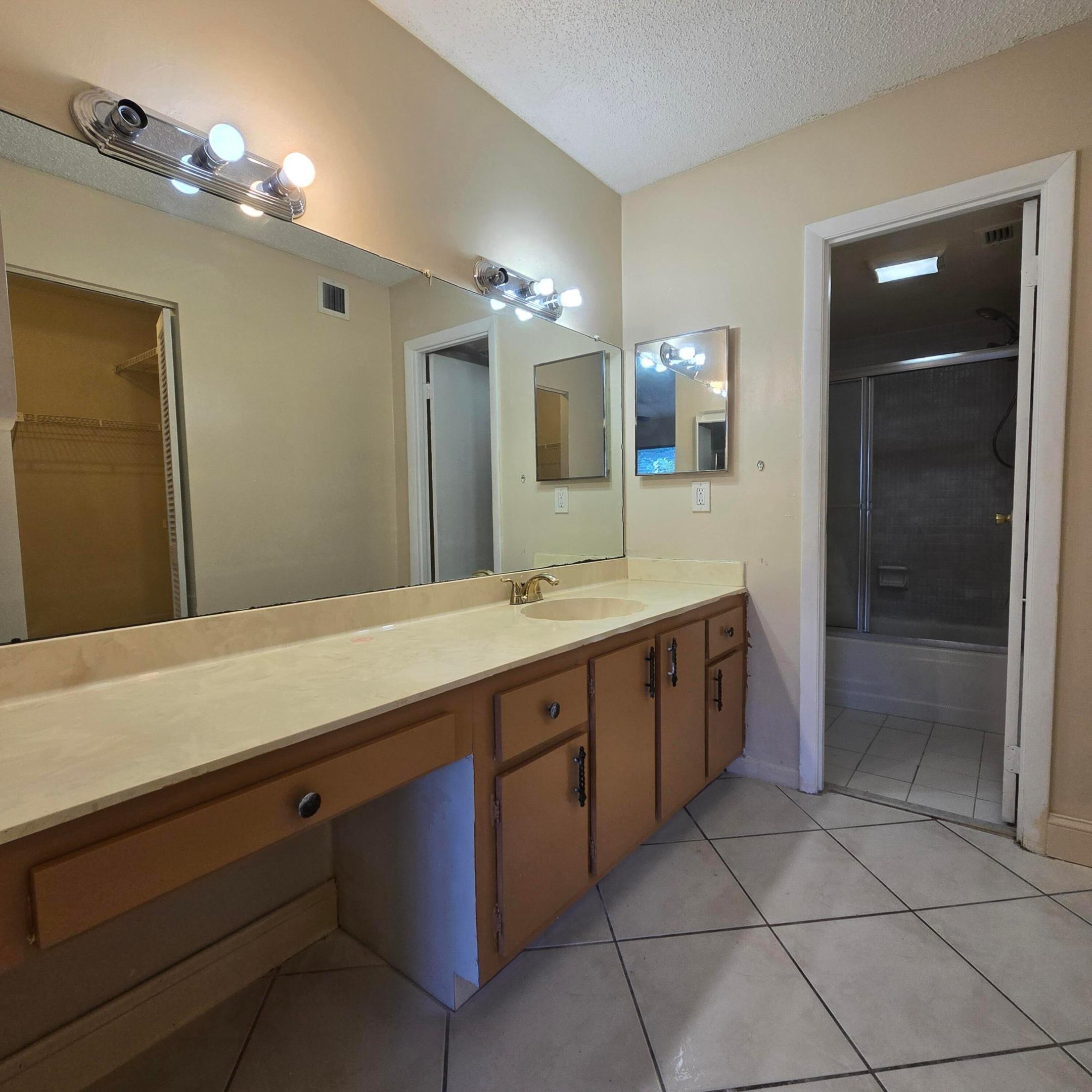 6061 N FALLS CIR #214, Lauderhill FL 33319