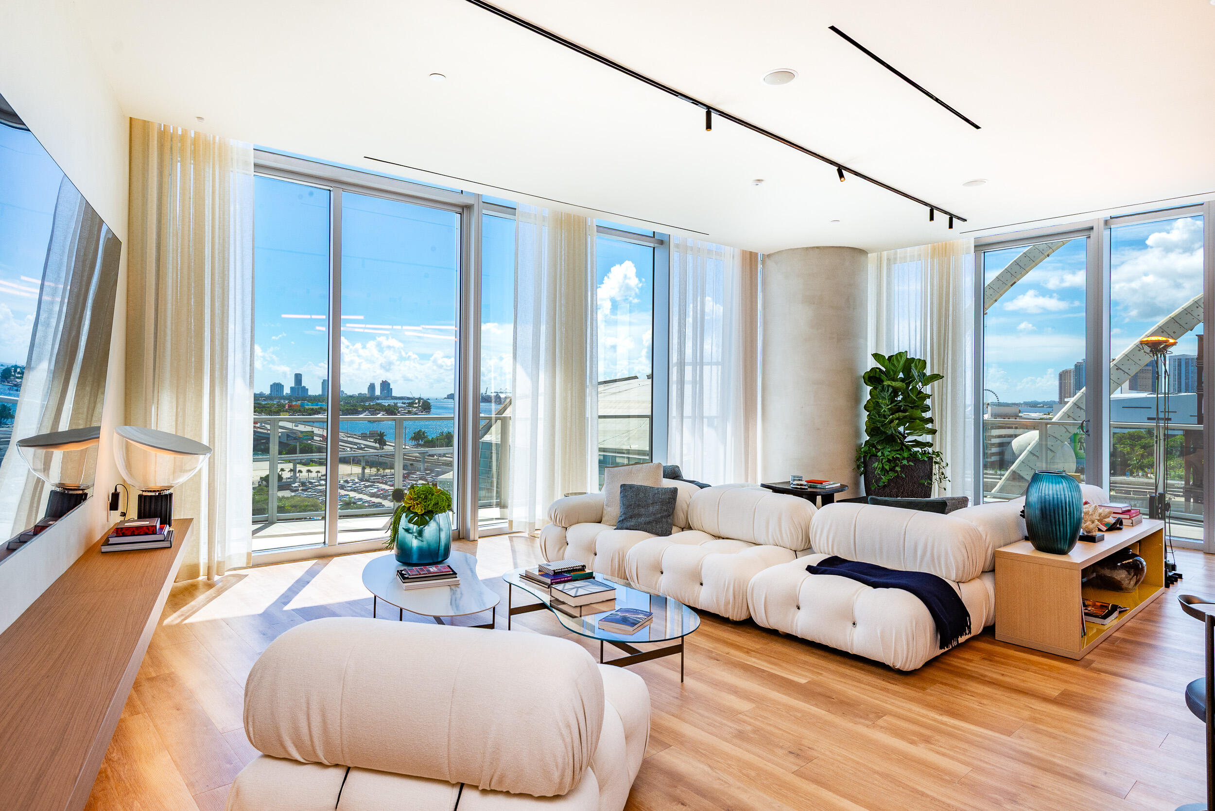 1400 Biscayne #901, Miami FL 33132