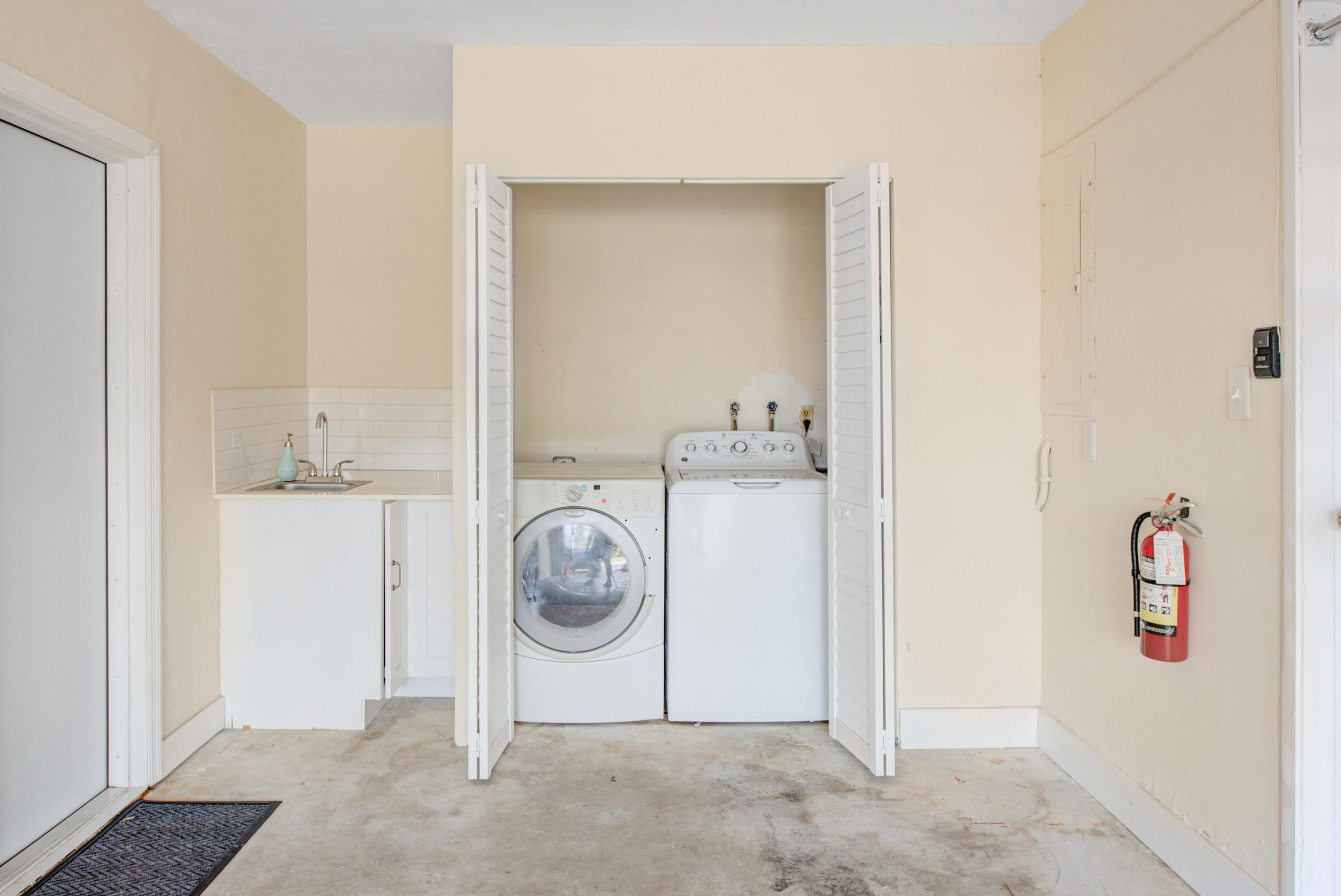 1100 NE 4TH, Hallandale Beach FL 33009