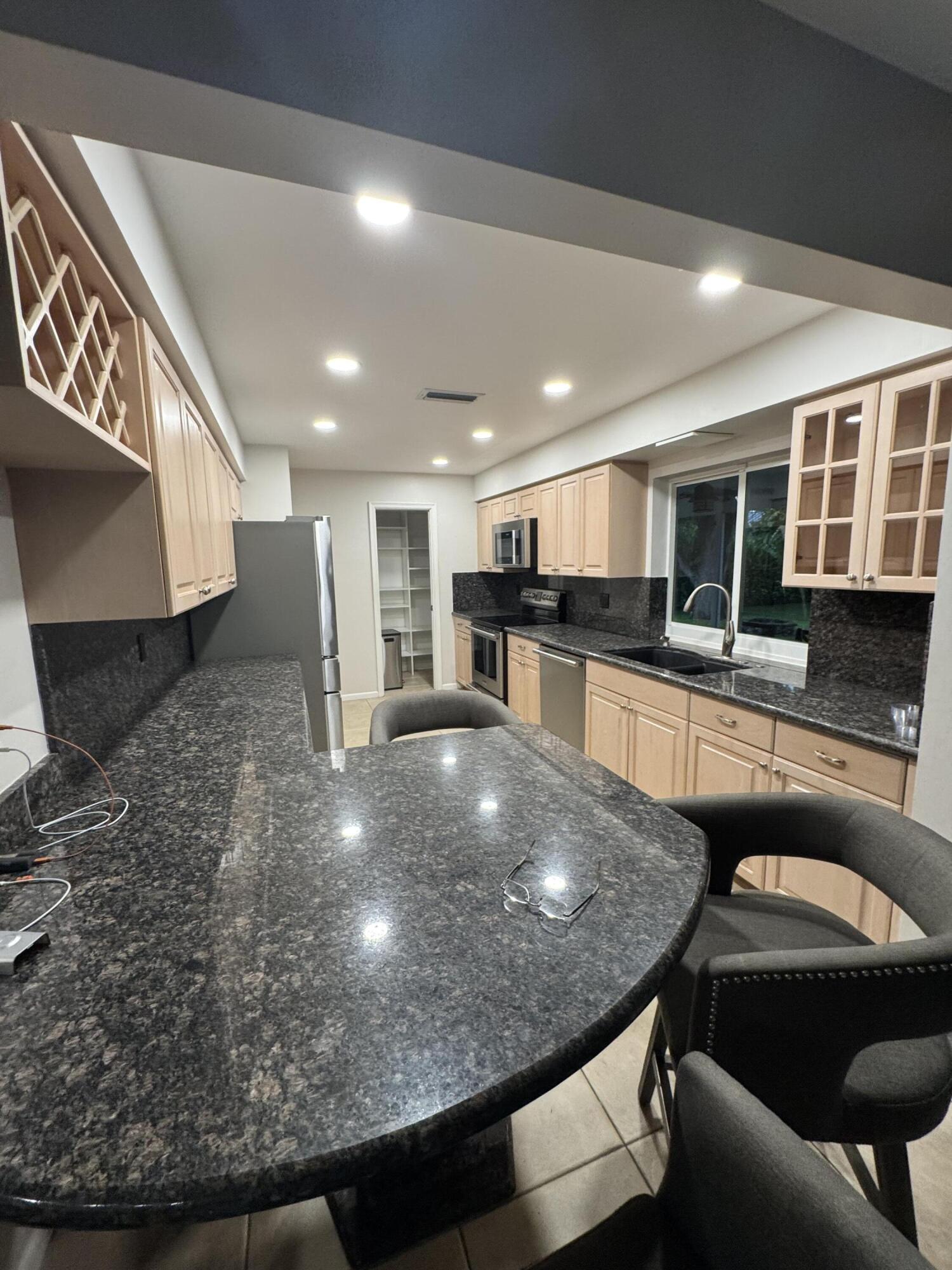 355 SE 7TH, Dania Beach FL 33004