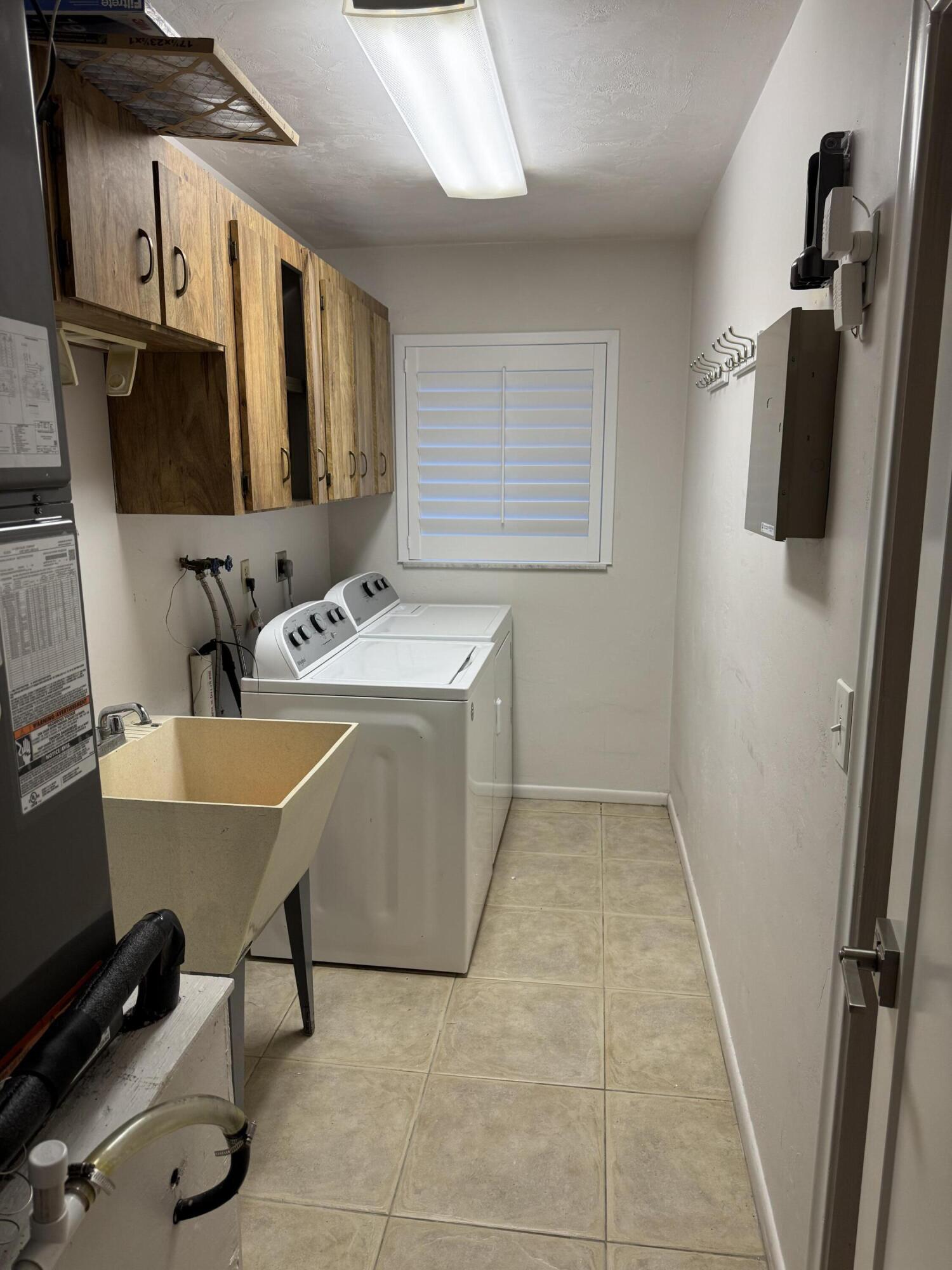 355 SE 7TH, Dania Beach FL 33004