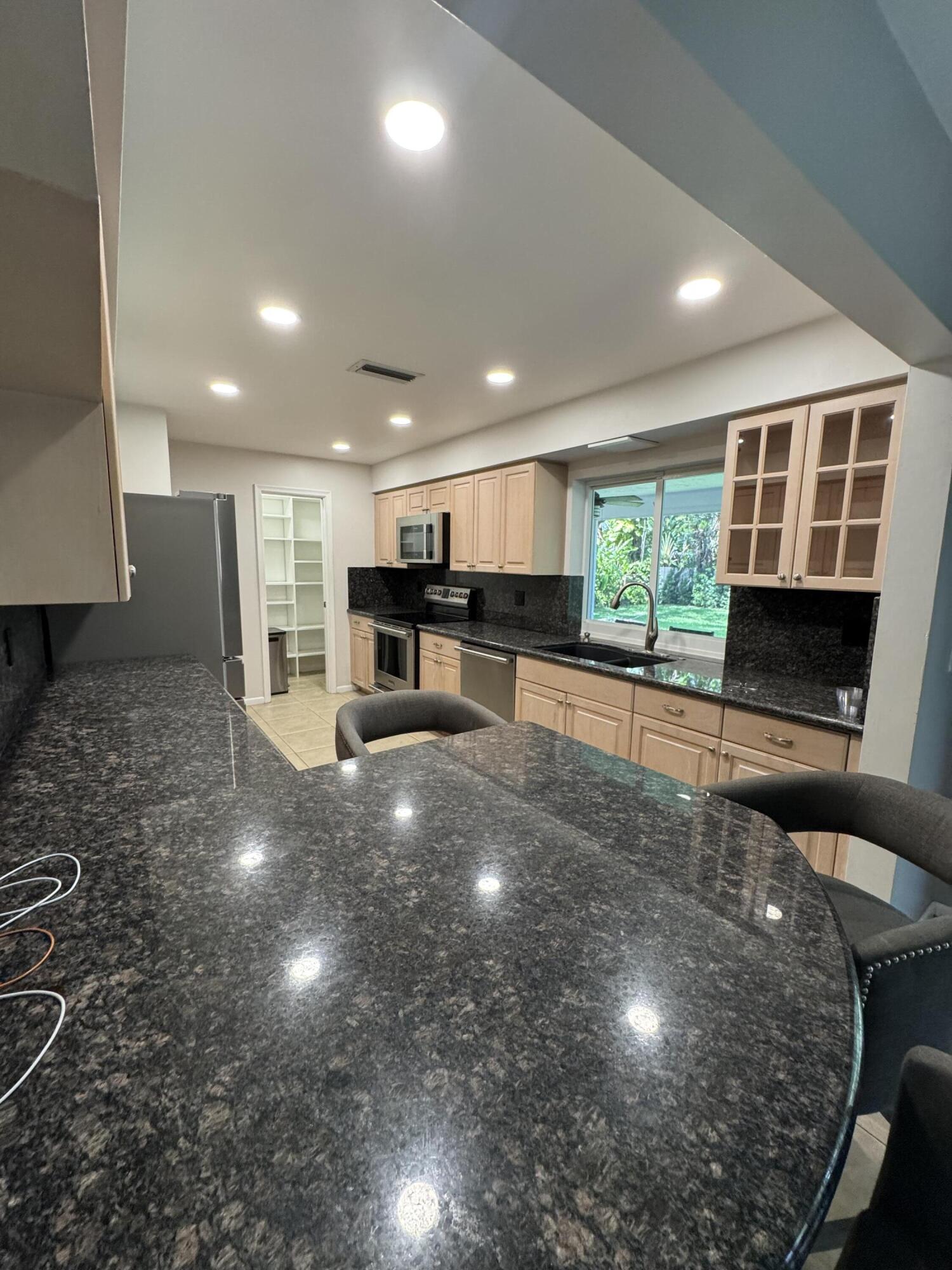 355 SE 7TH, Dania Beach FL 33004