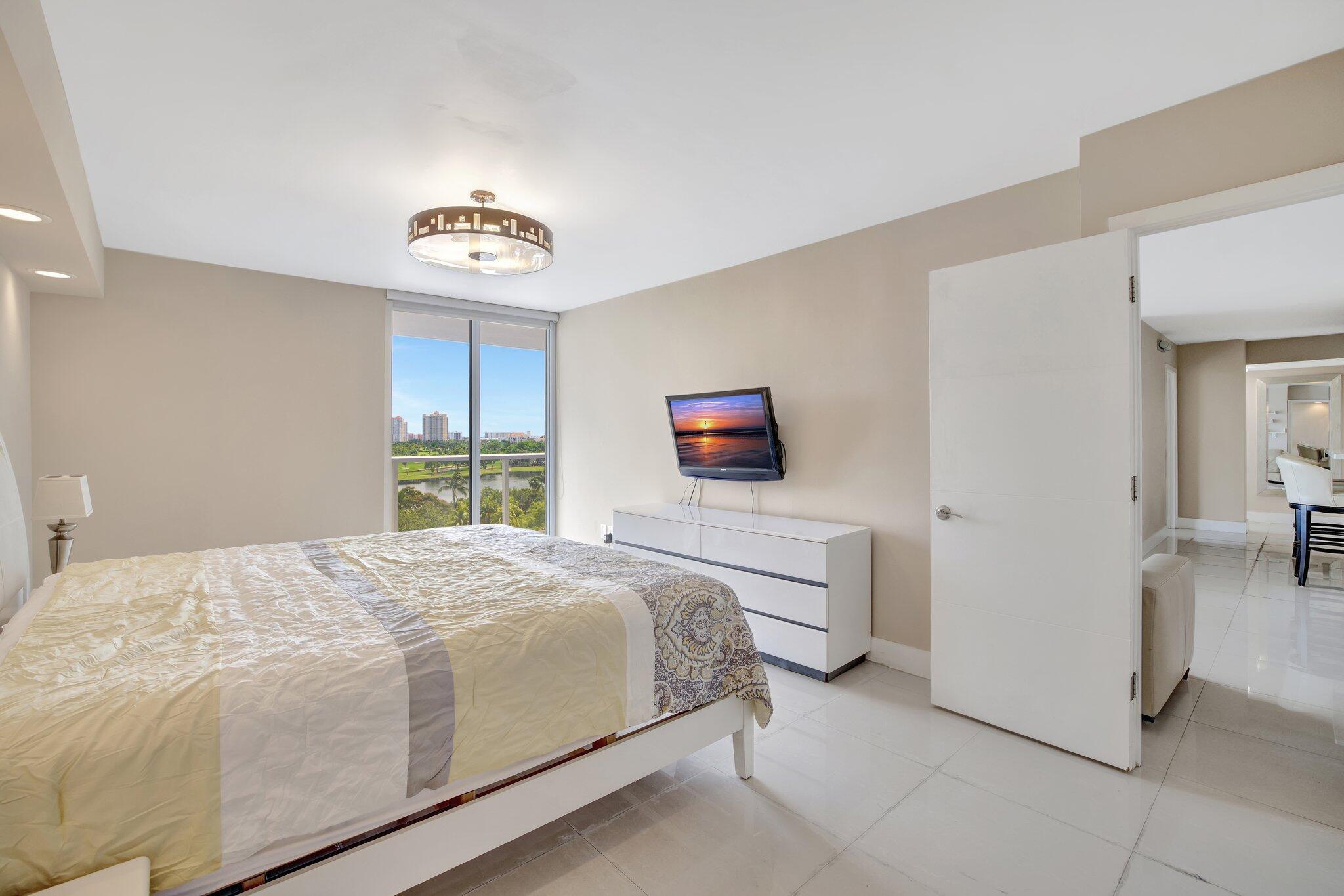3701 N COUNTRY CLUB #907, Aventura FL 33180