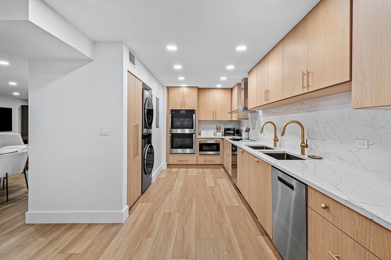 7370 ORANGEWOOD #202, Boca Raton FL 33433