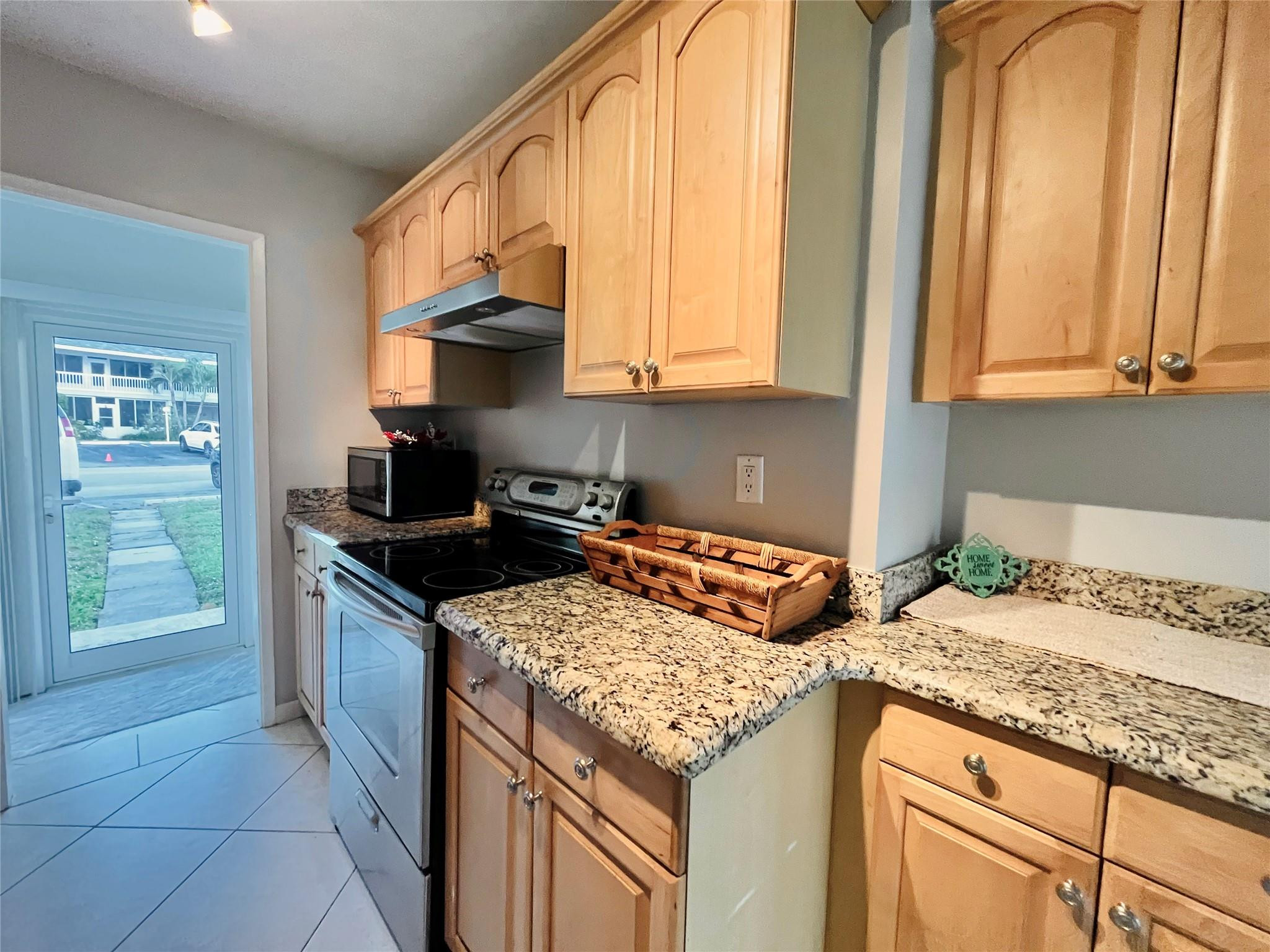 2755 NE 28TH #B4, Lighthouse Point FL 33064