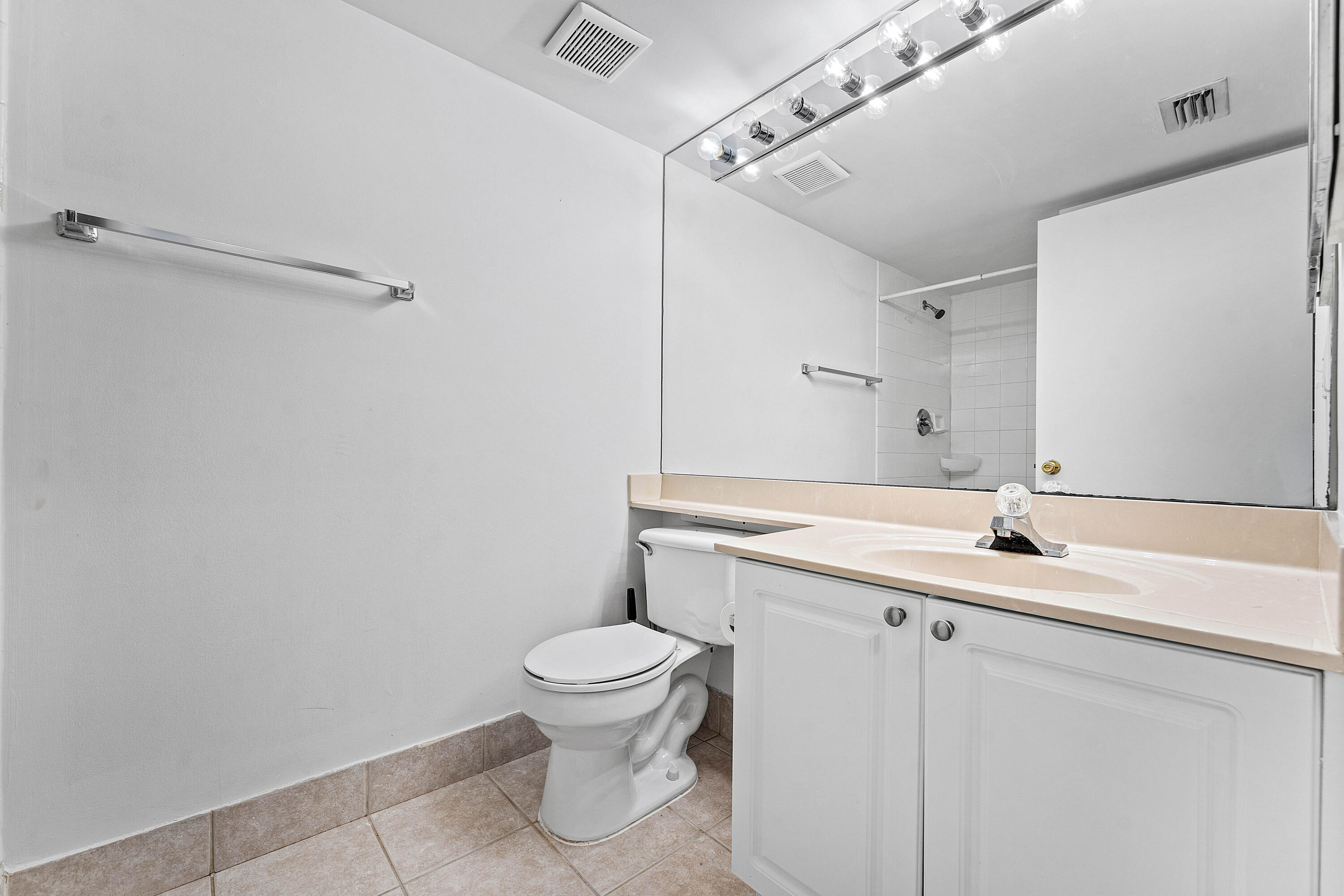 200 Crestwood #211, Royal Palm Beach FL 33411