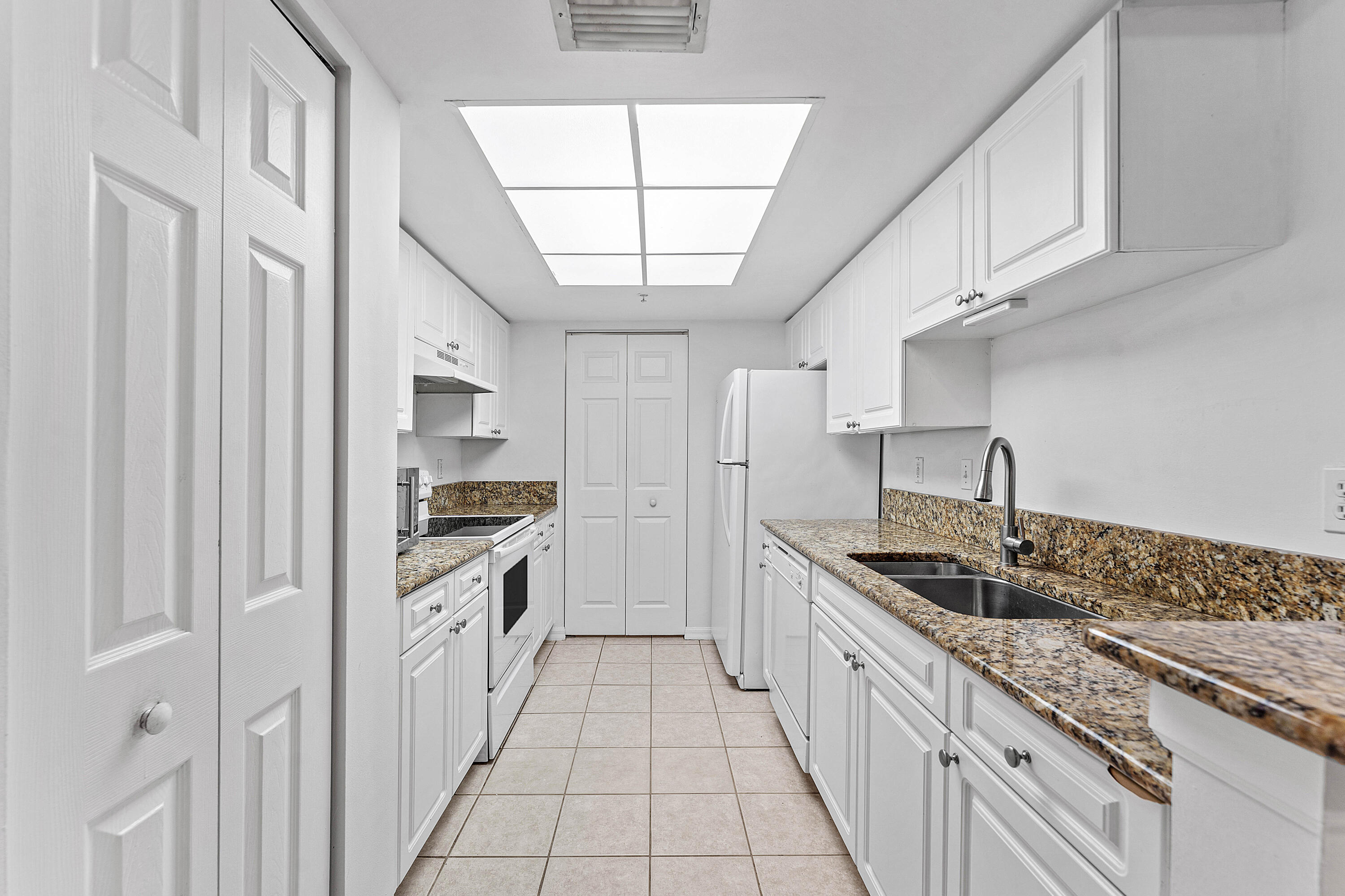 200 Crestwood #211, Royal Palm Beach FL 33411