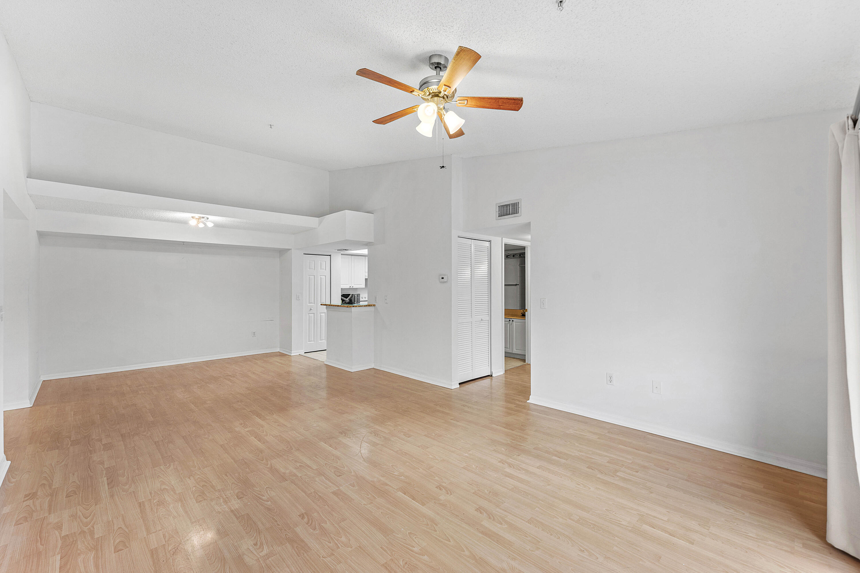 200 Crestwood #211, Royal Palm Beach FL 33411