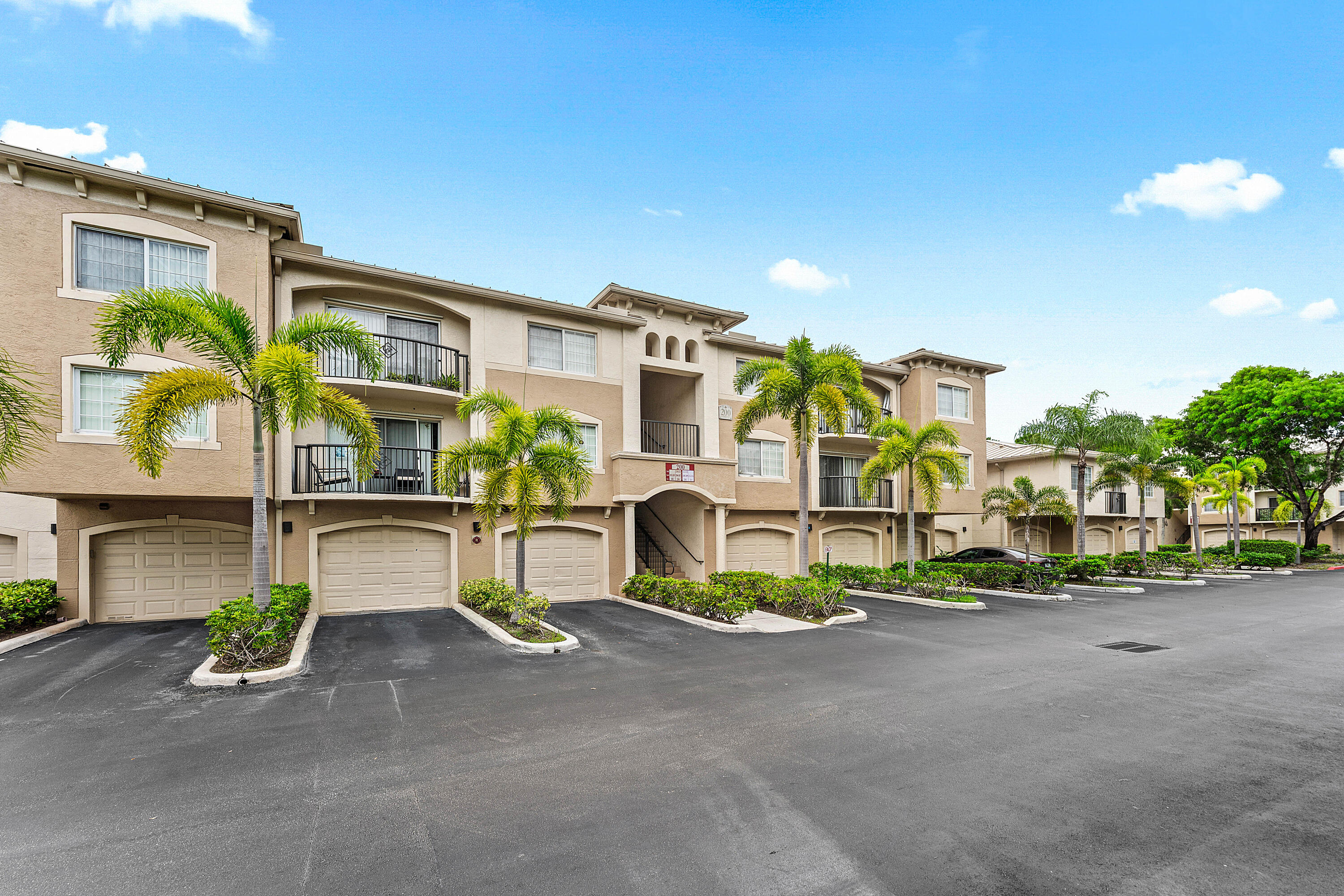 200 Crestwood #211, Royal Palm Beach FL 33411