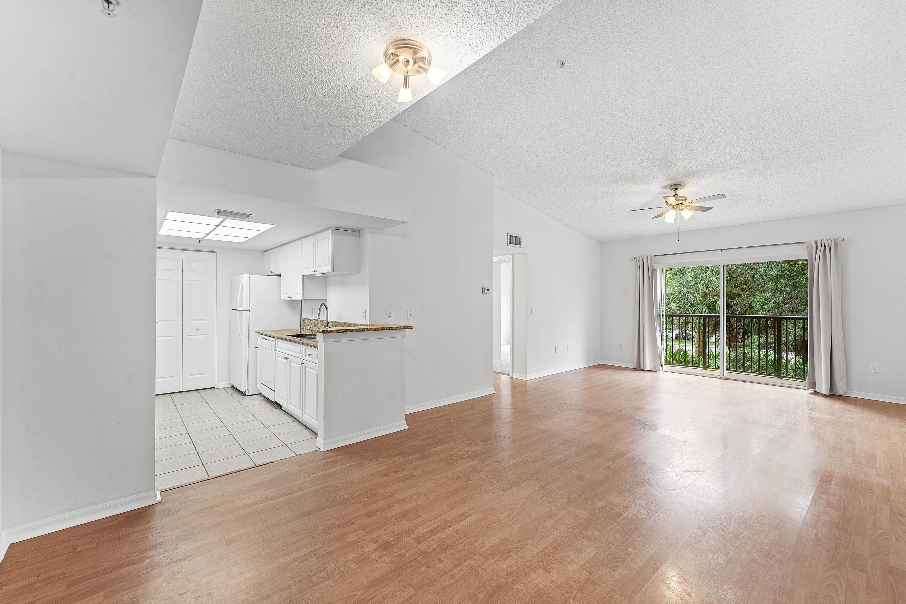 200 Crestwood #211, Royal Palm Beach FL 33411