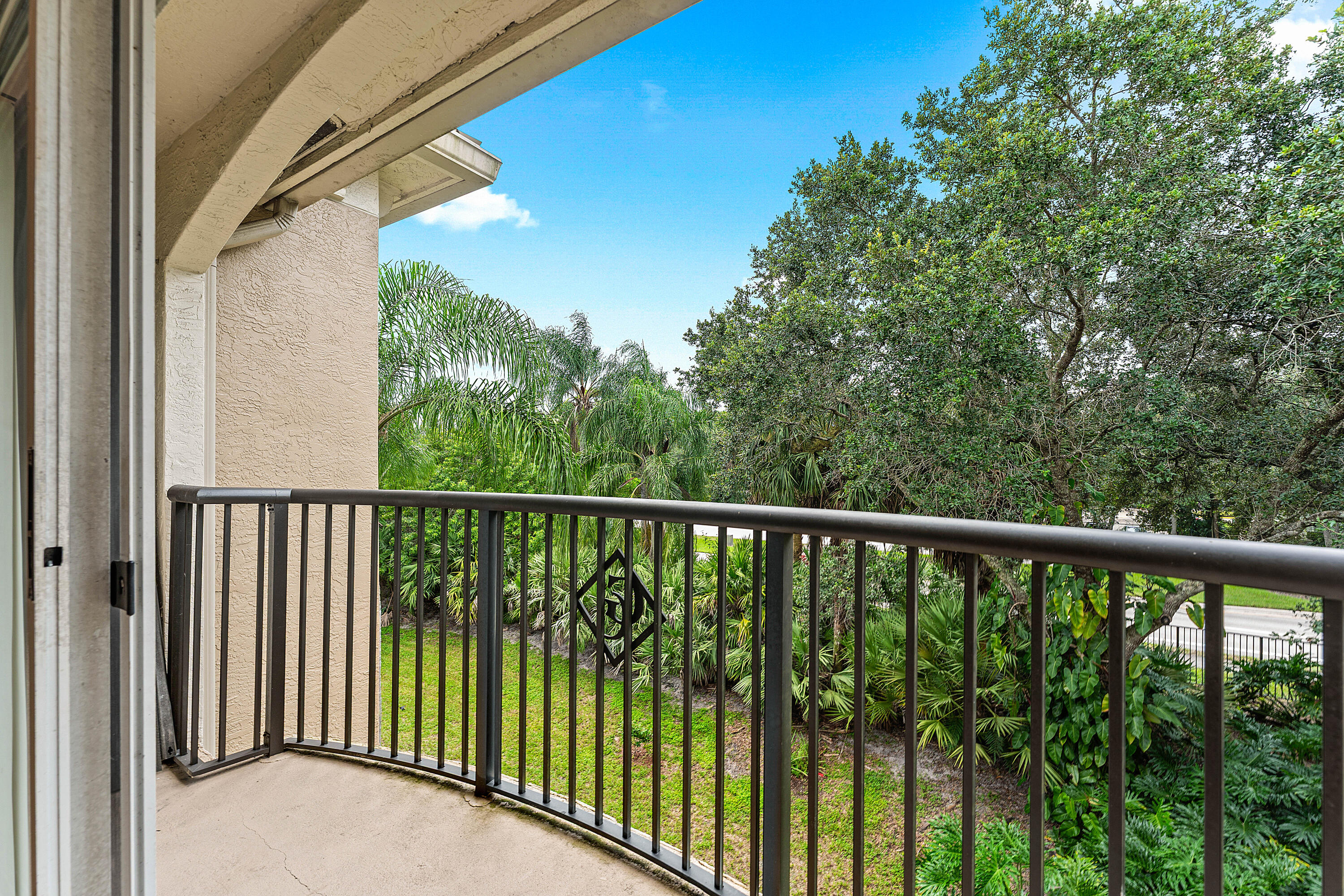 200 Crestwood #211, Royal Palm Beach FL 33411