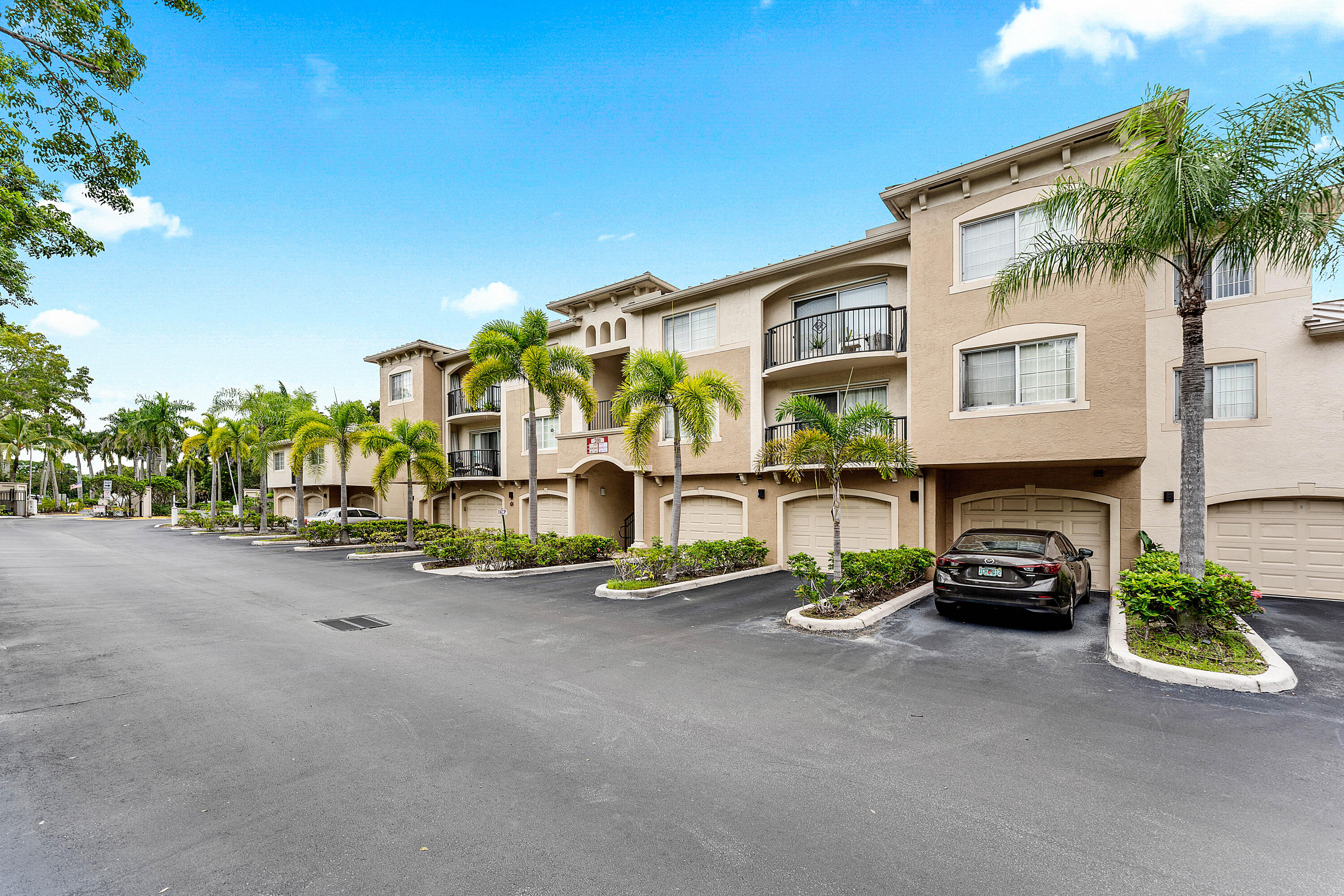 200 Crestwood #211, Royal Palm Beach FL 33411