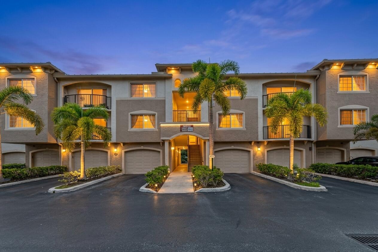 200 Crestwood #211, Royal Palm Beach FL 33411