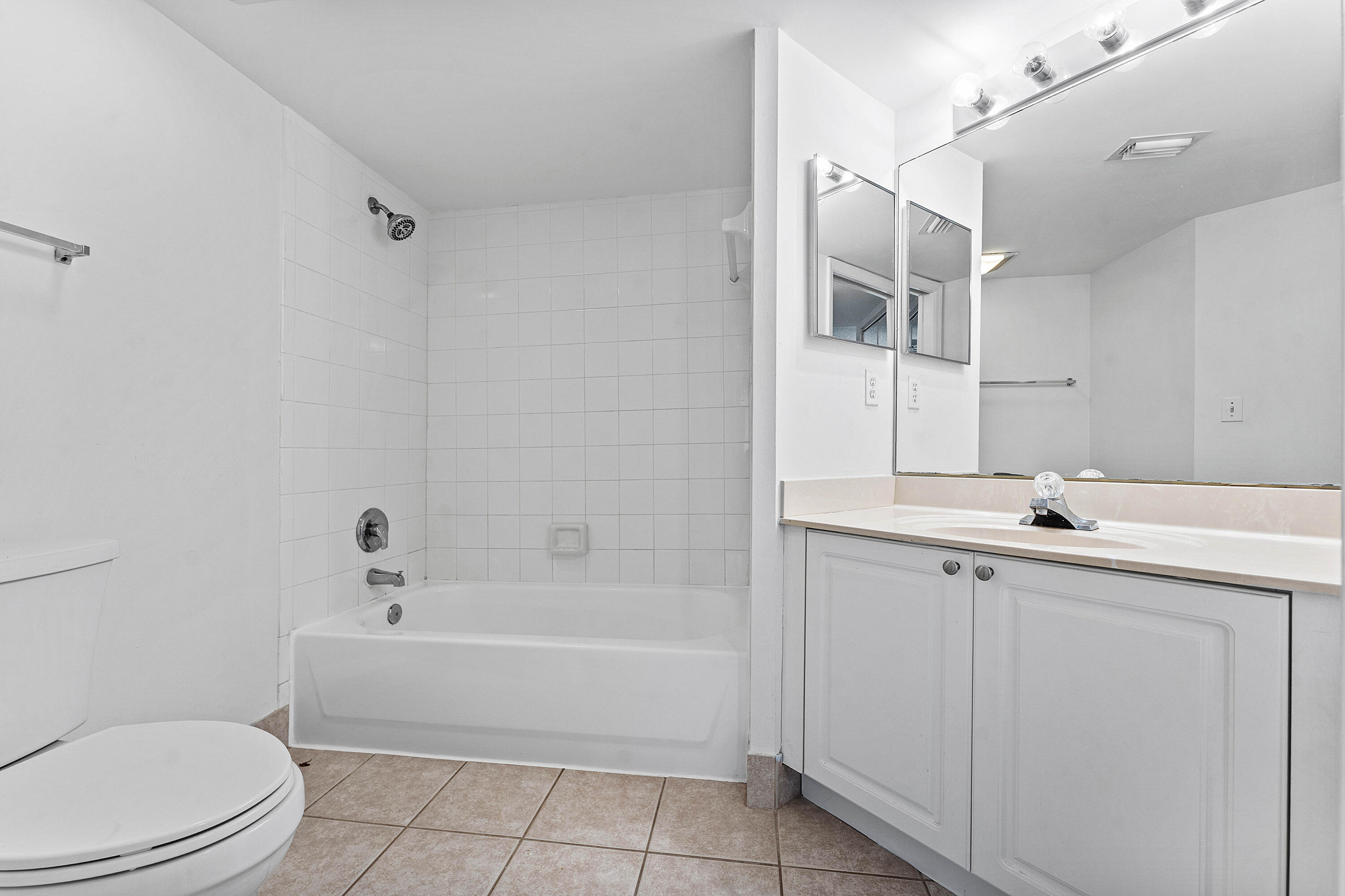 200 Crestwood #211, Royal Palm Beach FL 33411