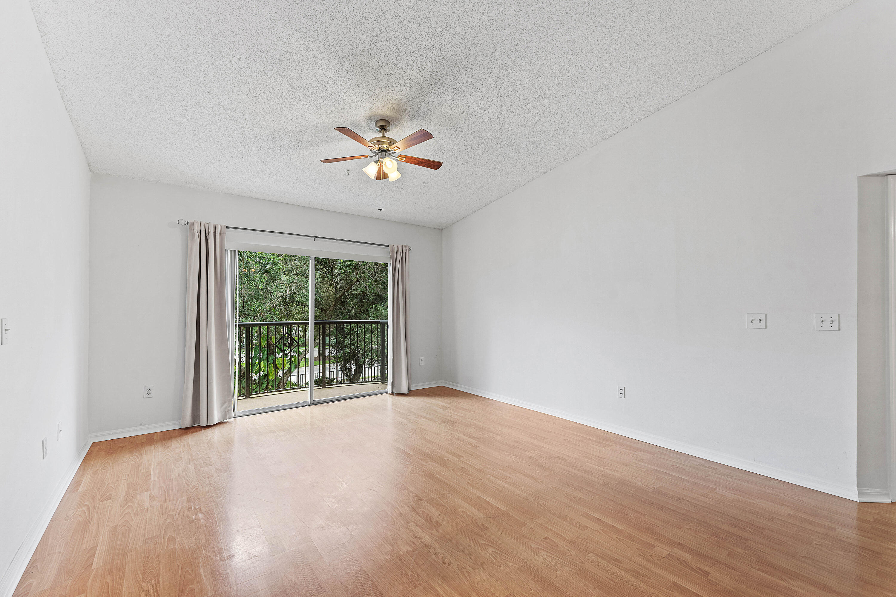 200 Crestwood #211, Royal Palm Beach FL 33411