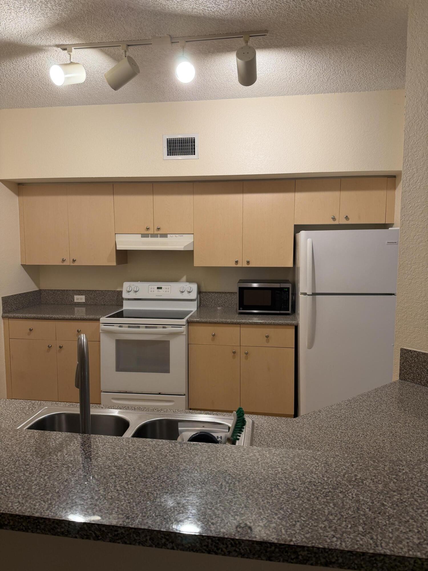 350 Crestwood #308, Royal Palm Beach FL 33411