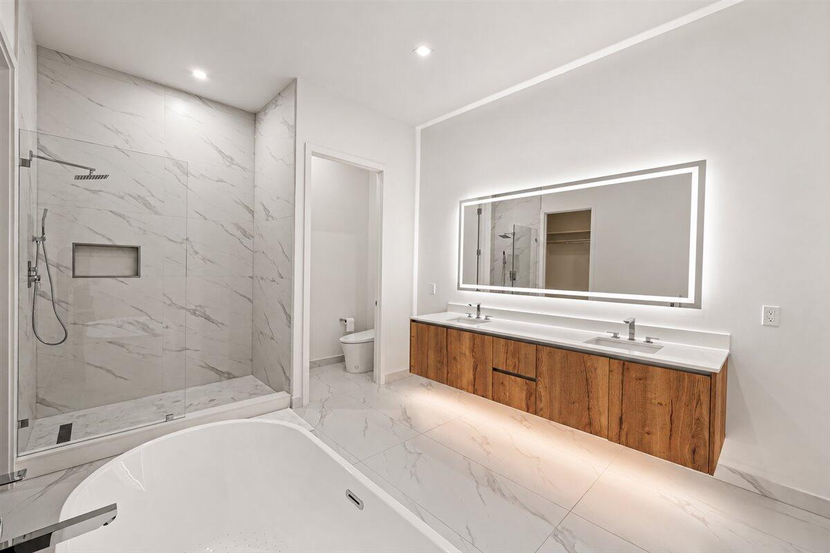 220 LAKE SHORE #2406, West Palm Beach FL 33403