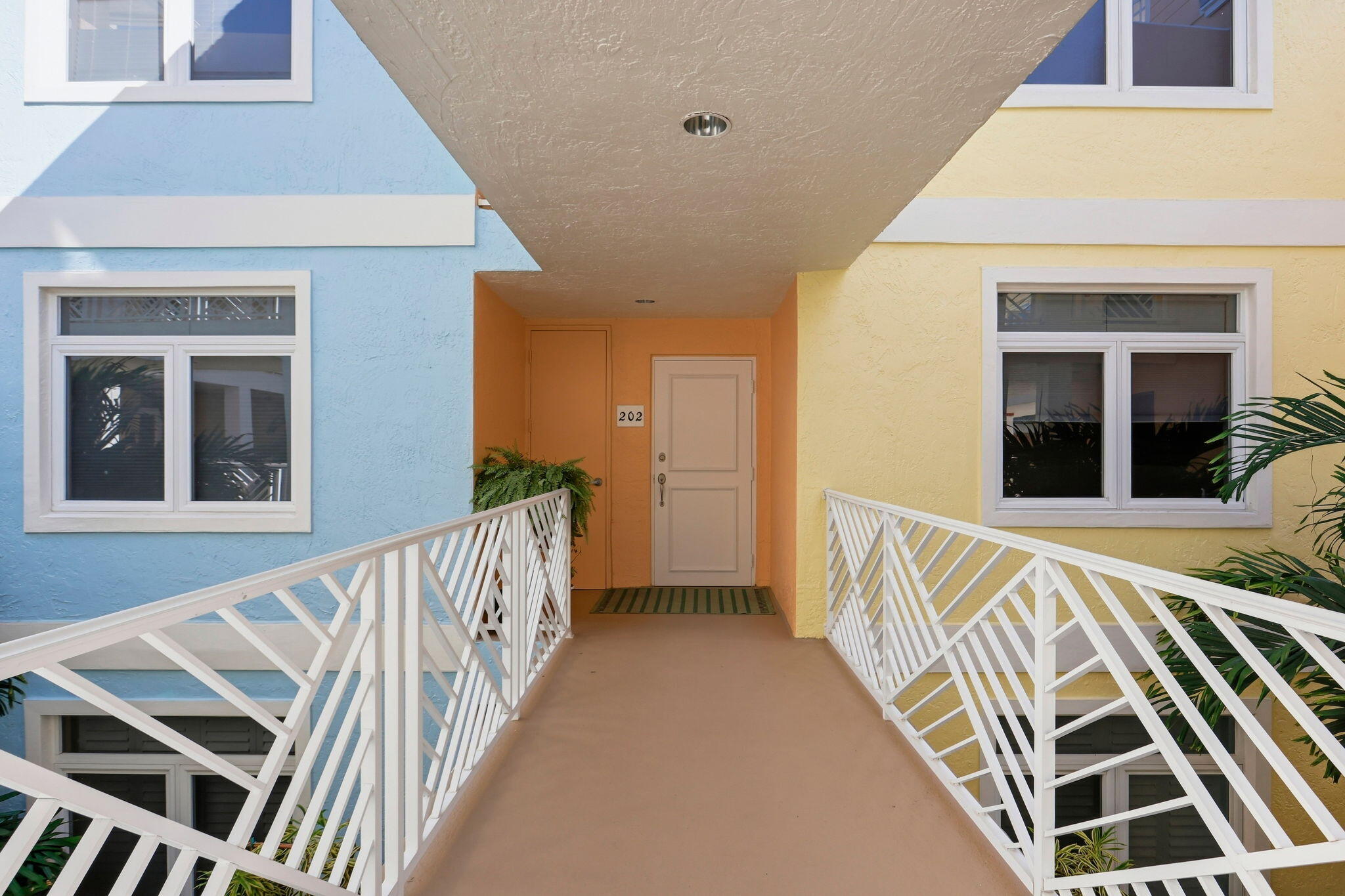 309 E OCEAN #202, Lantana FL 33462