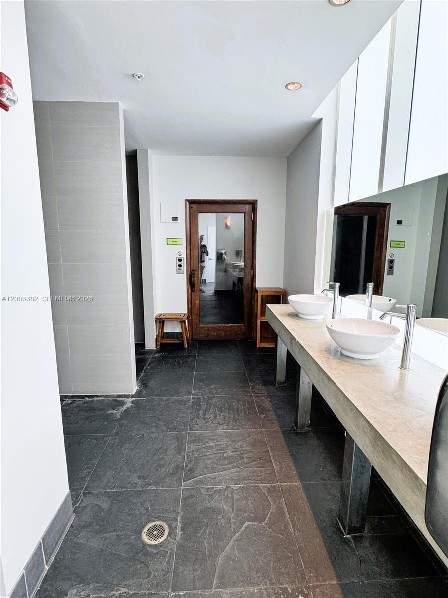 133 NE 2nd #2509, Miami FL 33132
