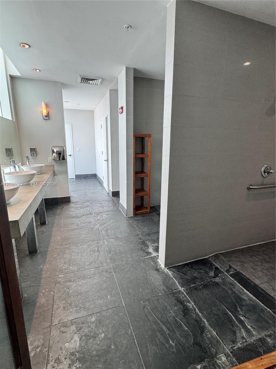 133 NE 2nd #2509, Miami FL 33132