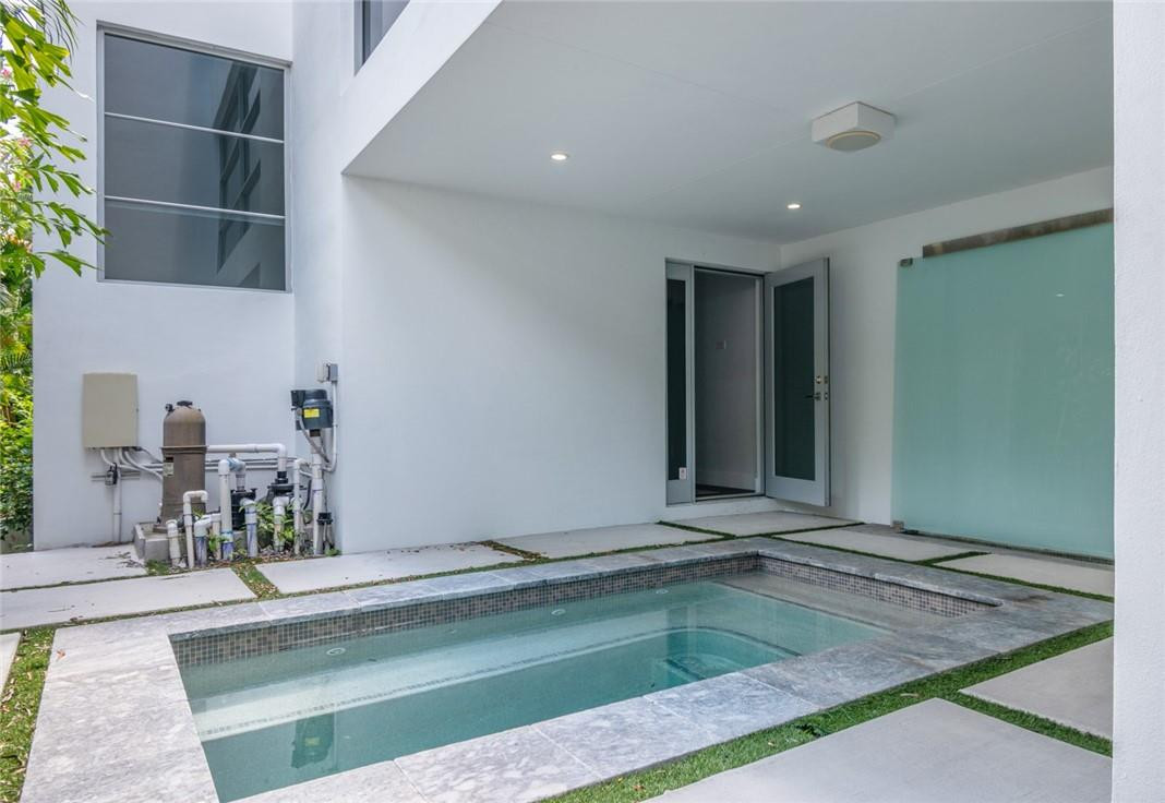 26 SE 10TH, Fort Lauderdale FL 33301