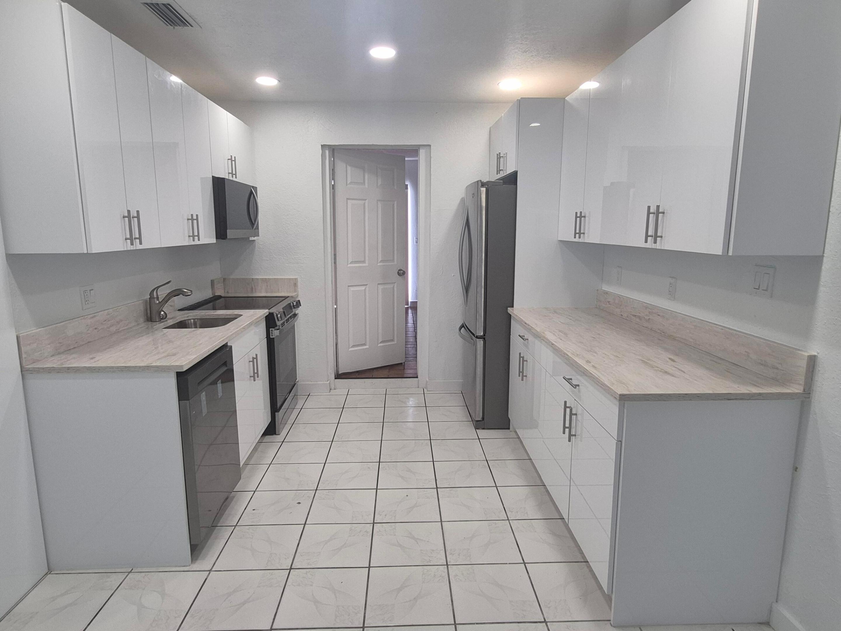 432 FOREST HILL, West Palm Beach FL 33405