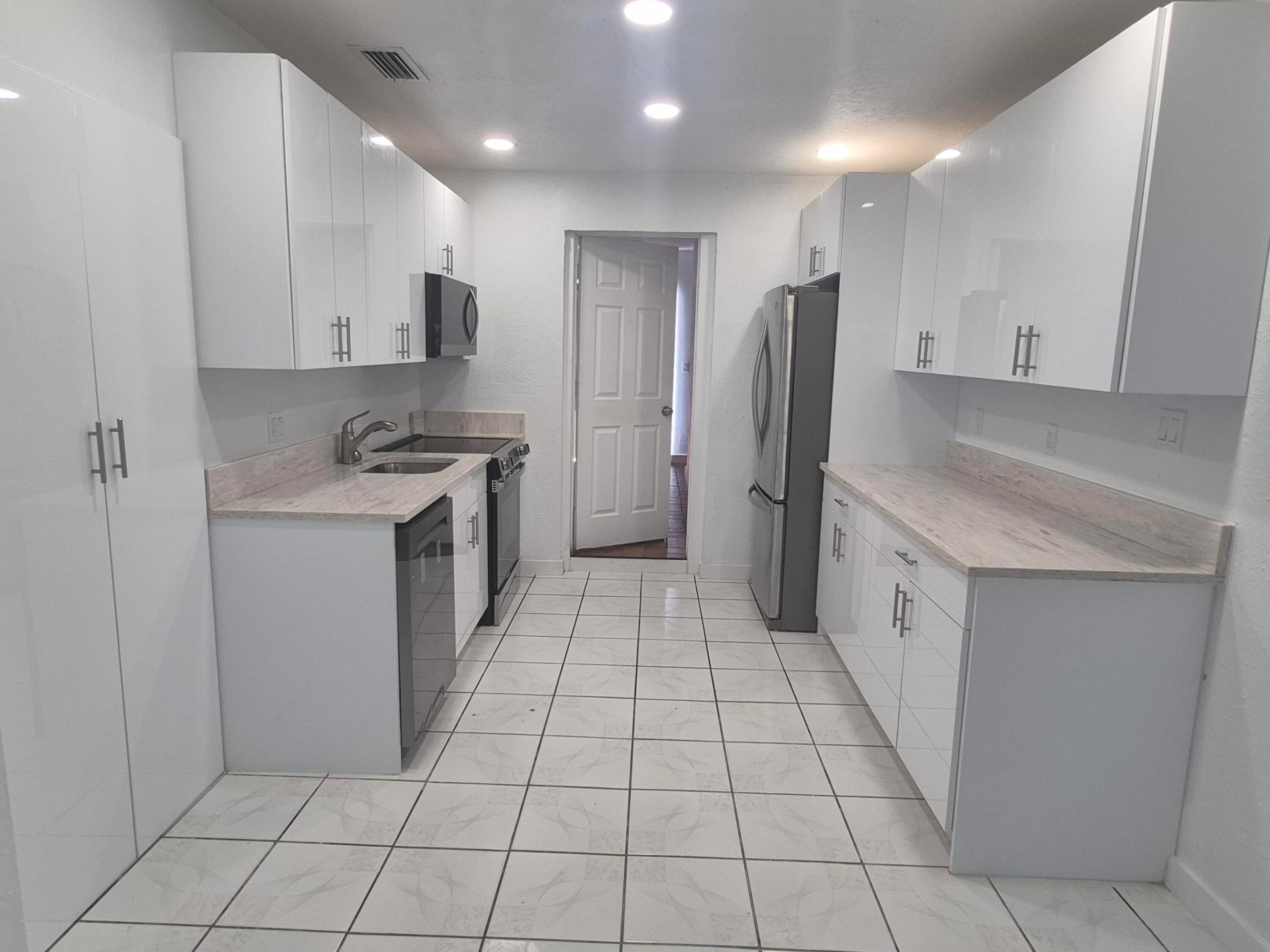 432 FOREST HILL, West Palm Beach FL 33405