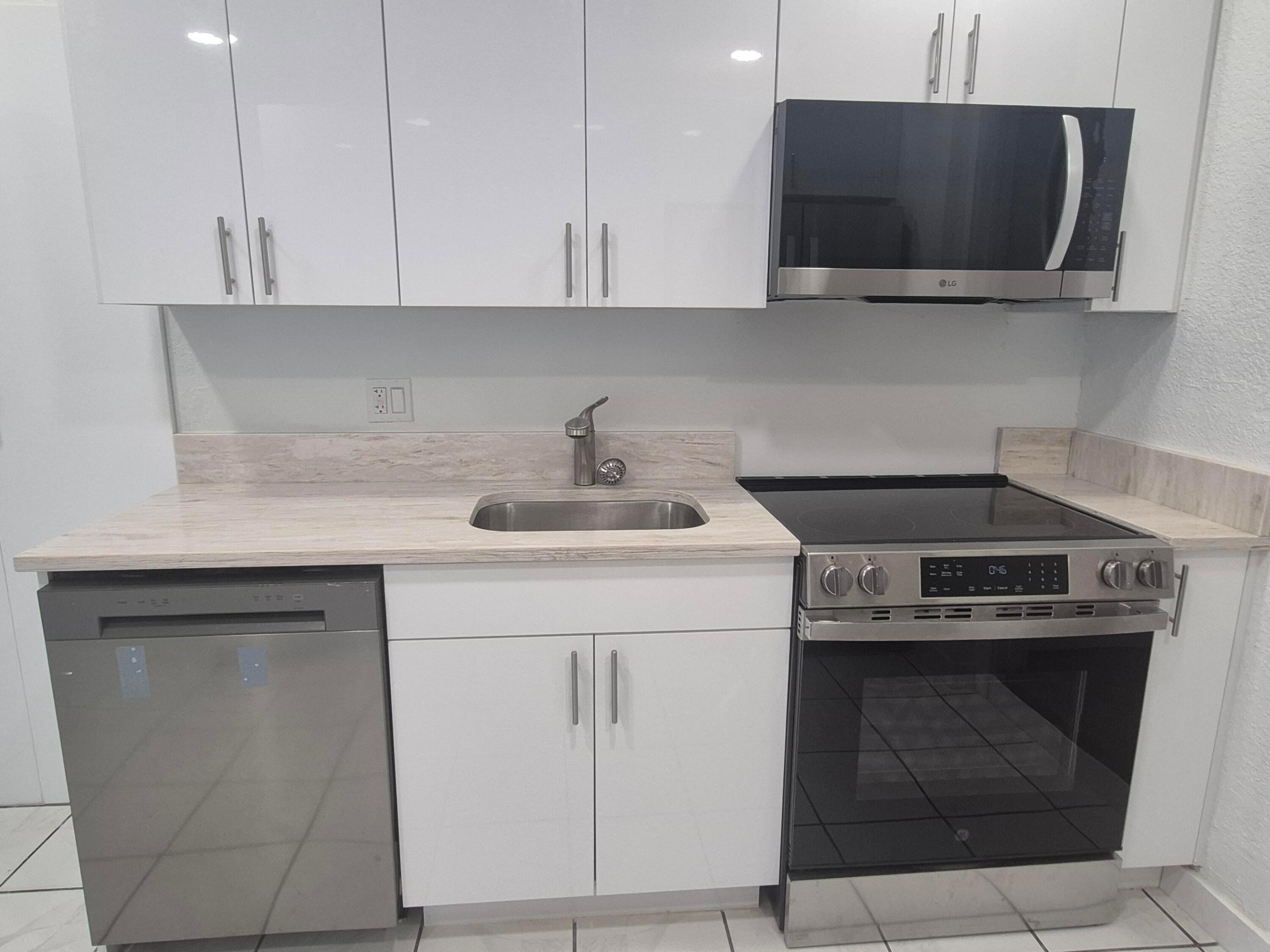 432 FOREST HILL, West Palm Beach FL 33405