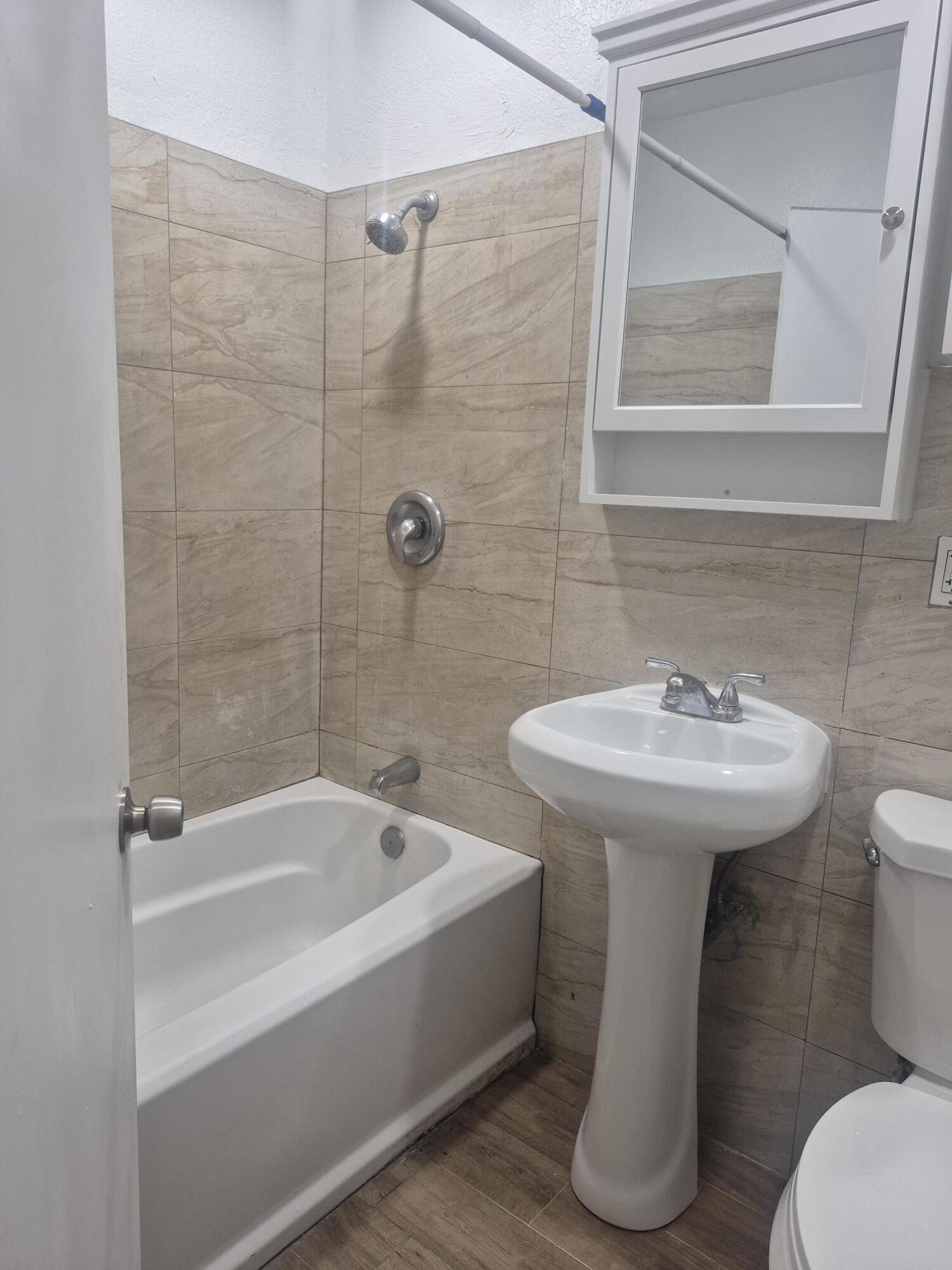 432 FOREST HILL, West Palm Beach FL 33405