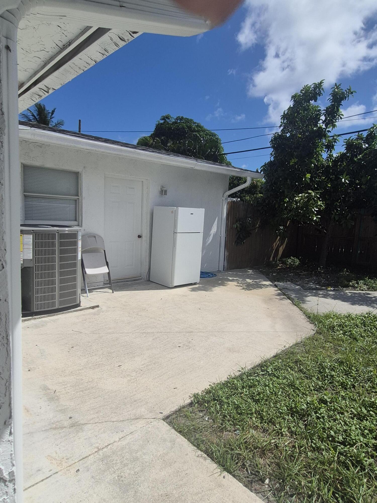 432 FOREST HILL, West Palm Beach FL 33405