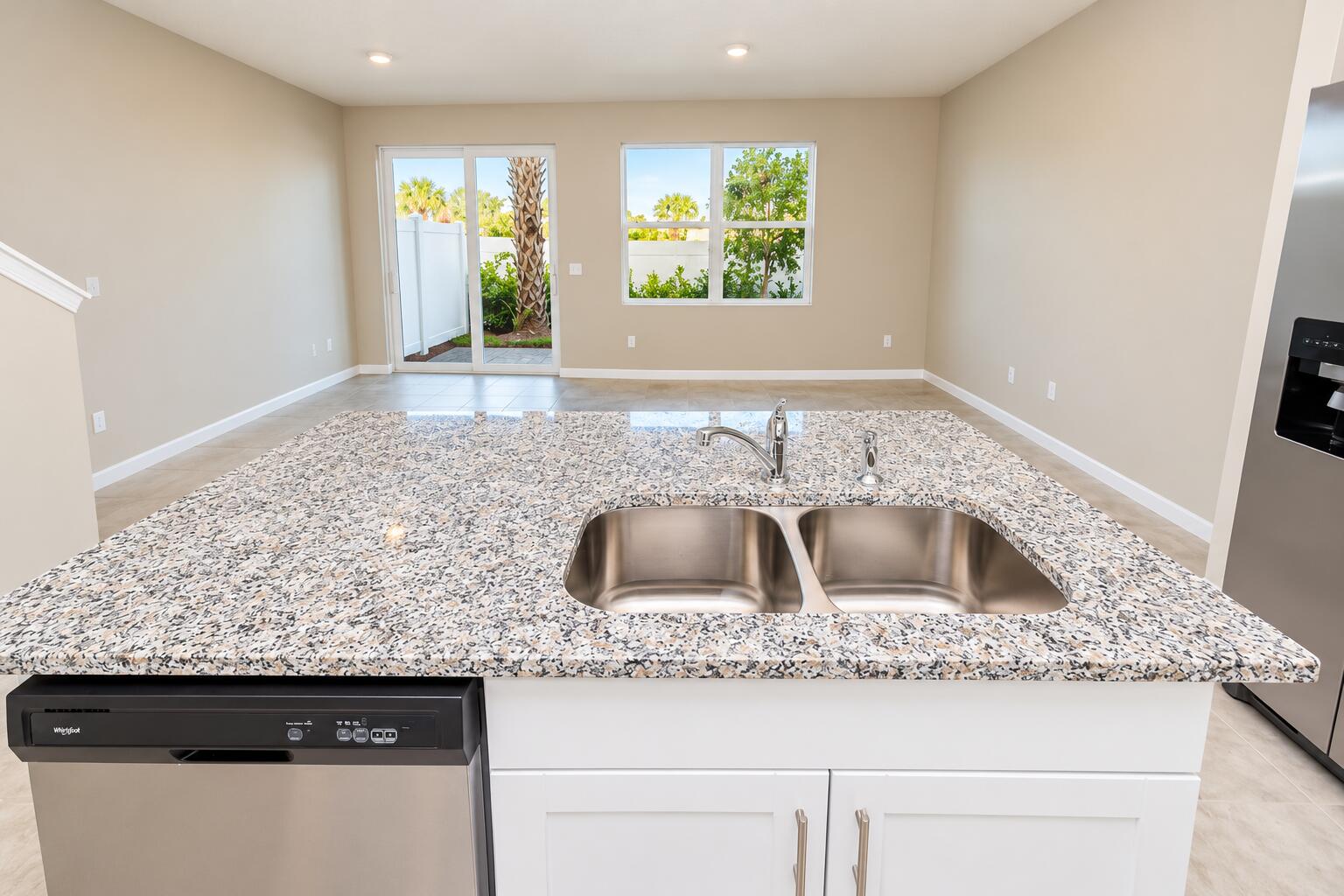 5648 MENTMORE, Mangonia Park FL 33407