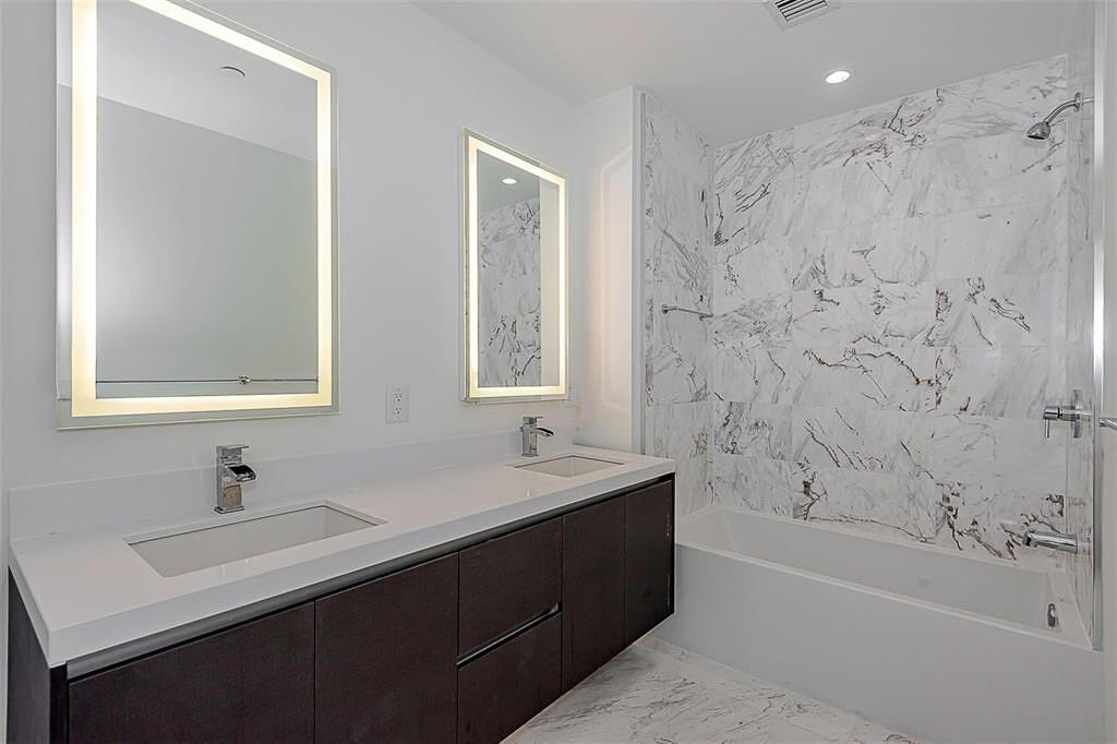 851 NE 1ST #2402, Miami FL 33132