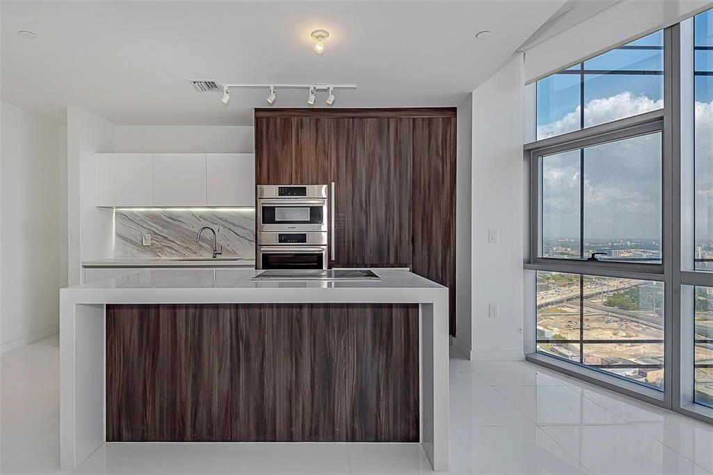 851 NE 1ST #2402, Miami FL 33132