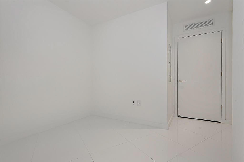 851 NE 1ST #2402, Miami FL 33132