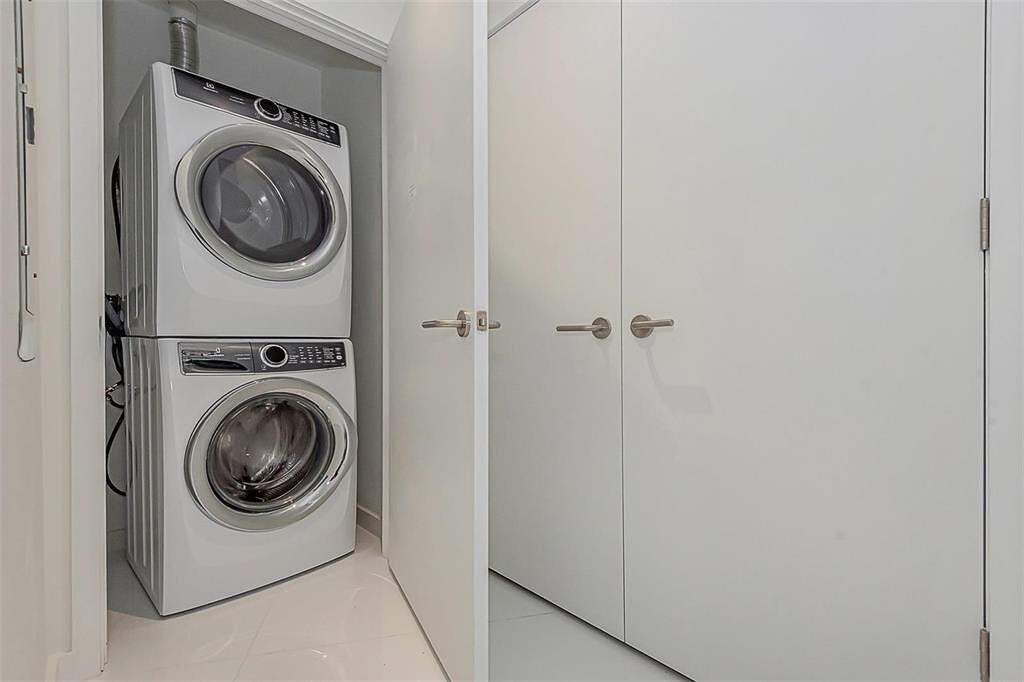 851 NE 1ST #2402, Miami FL 33132